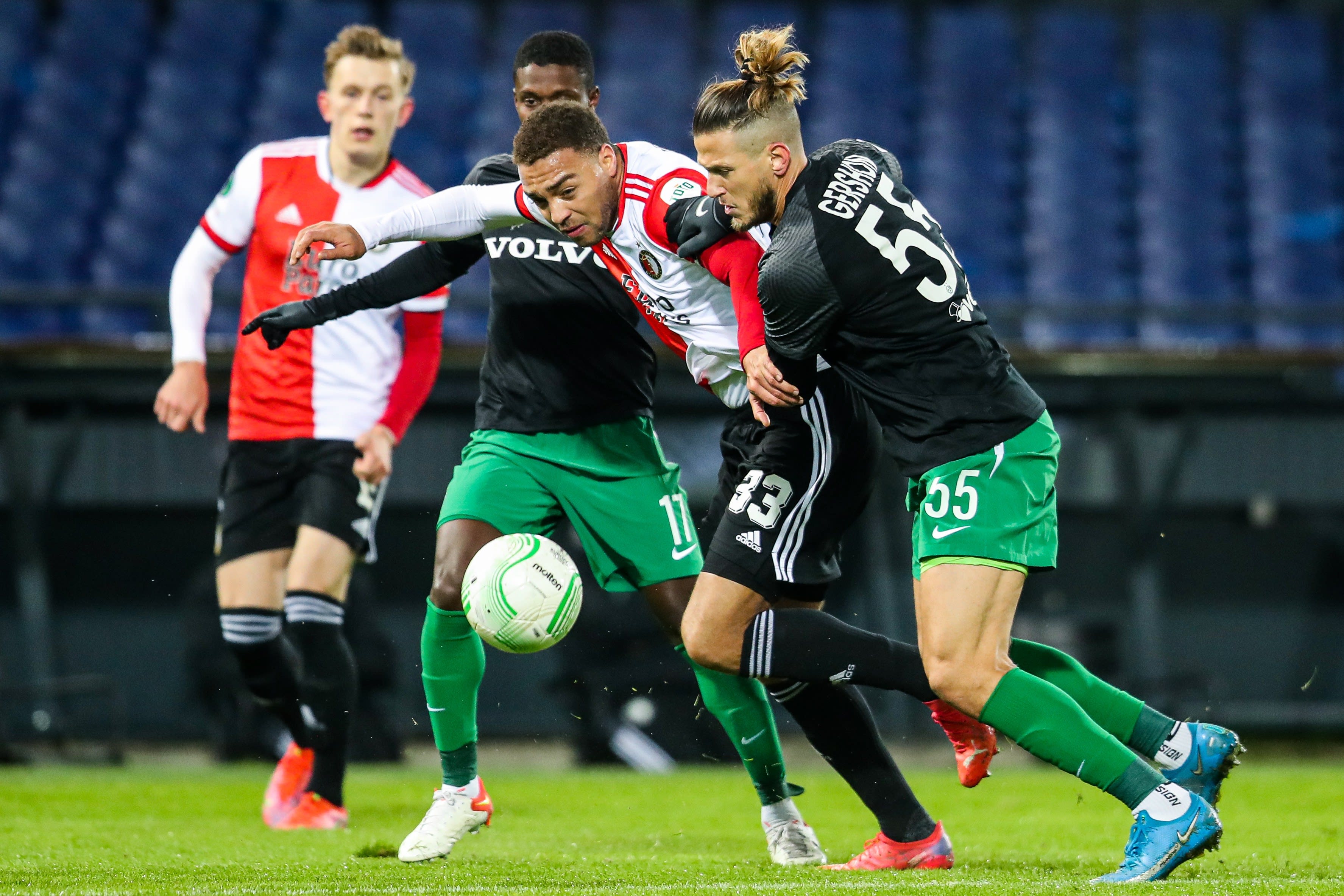 שחקן מכבי חיפה רמי גרשון, מול שחקן פיינורד סיריל דסרס