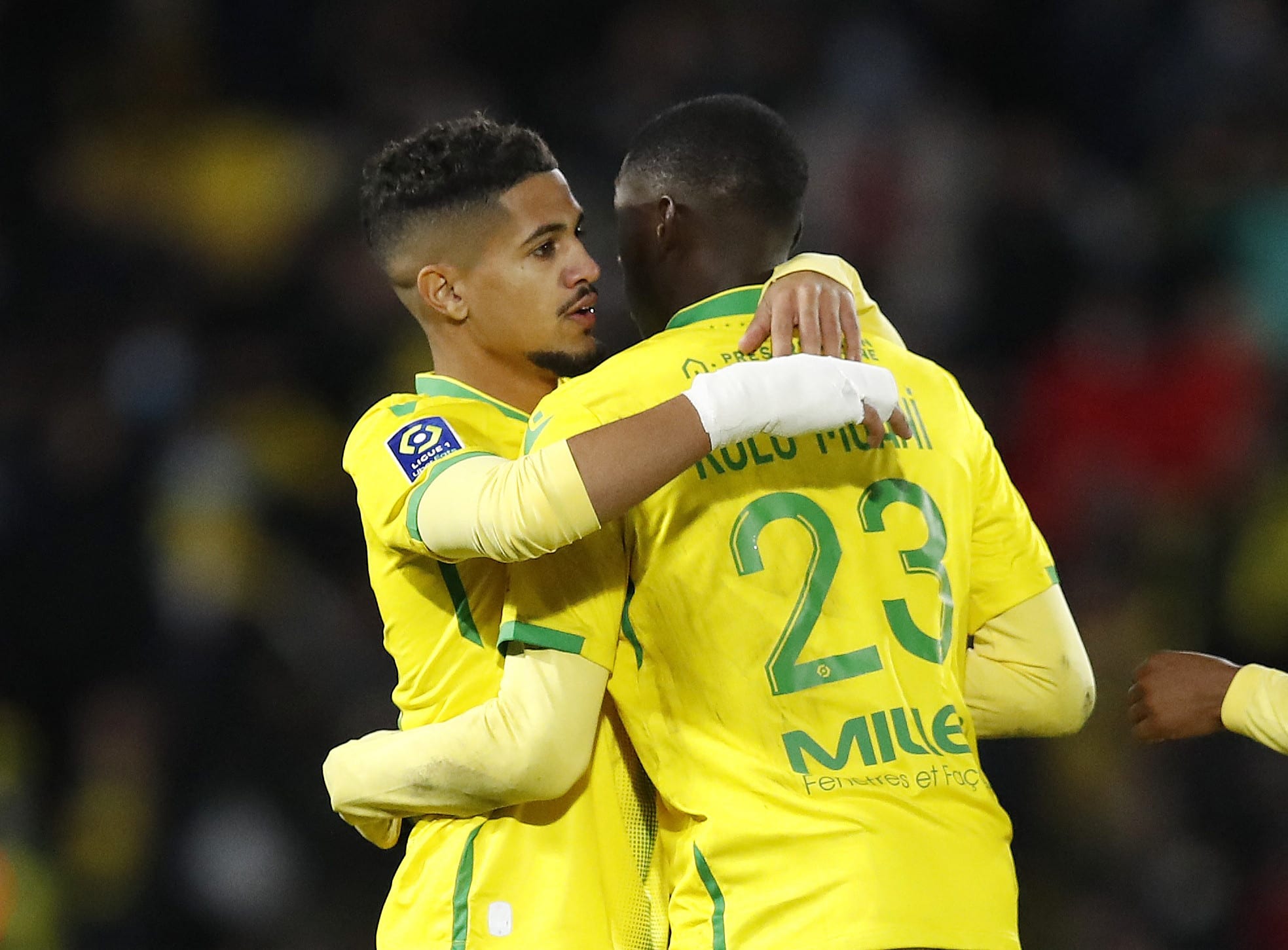 לודוביק בלאס (משמאל) עם רנדל קולו מואני שחקני נאנט