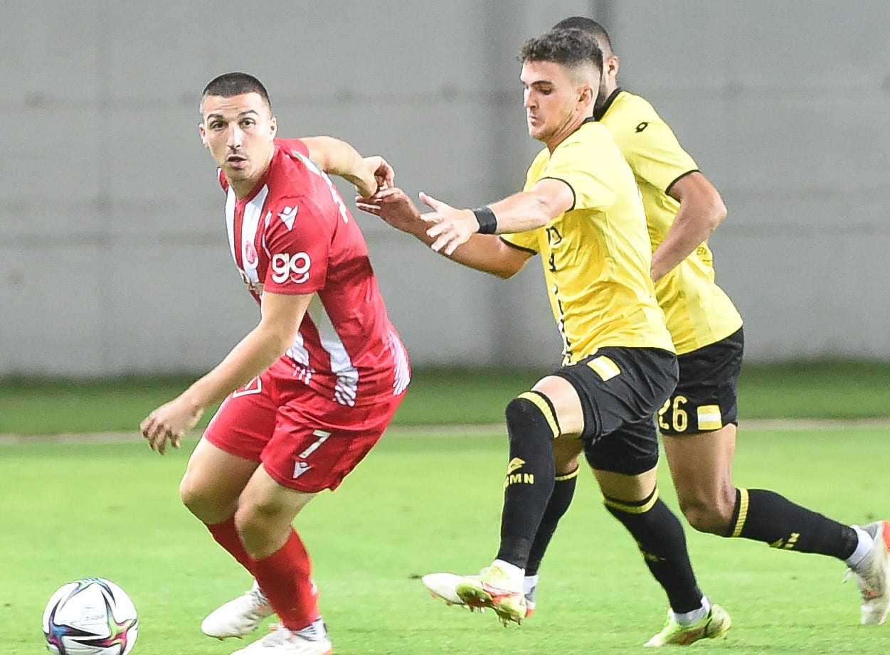 אושר דוידה שחקן הפועל תל אביב מול אמיר ברקוביץ' שחקן מכבי נתניה