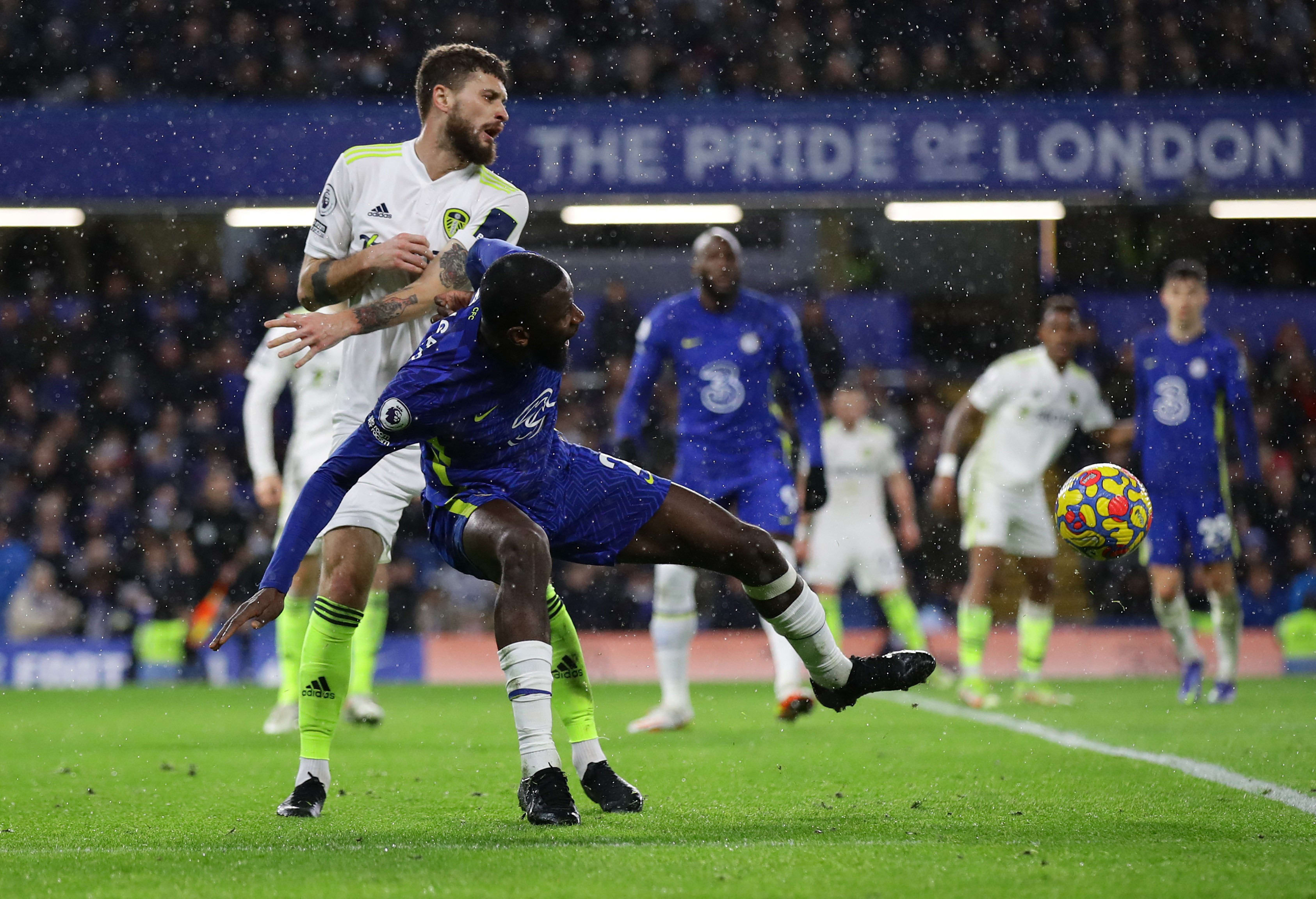 מתאוש קליך שחקן לידס מול אנטוניו רודיגר שחקן צ'לסי