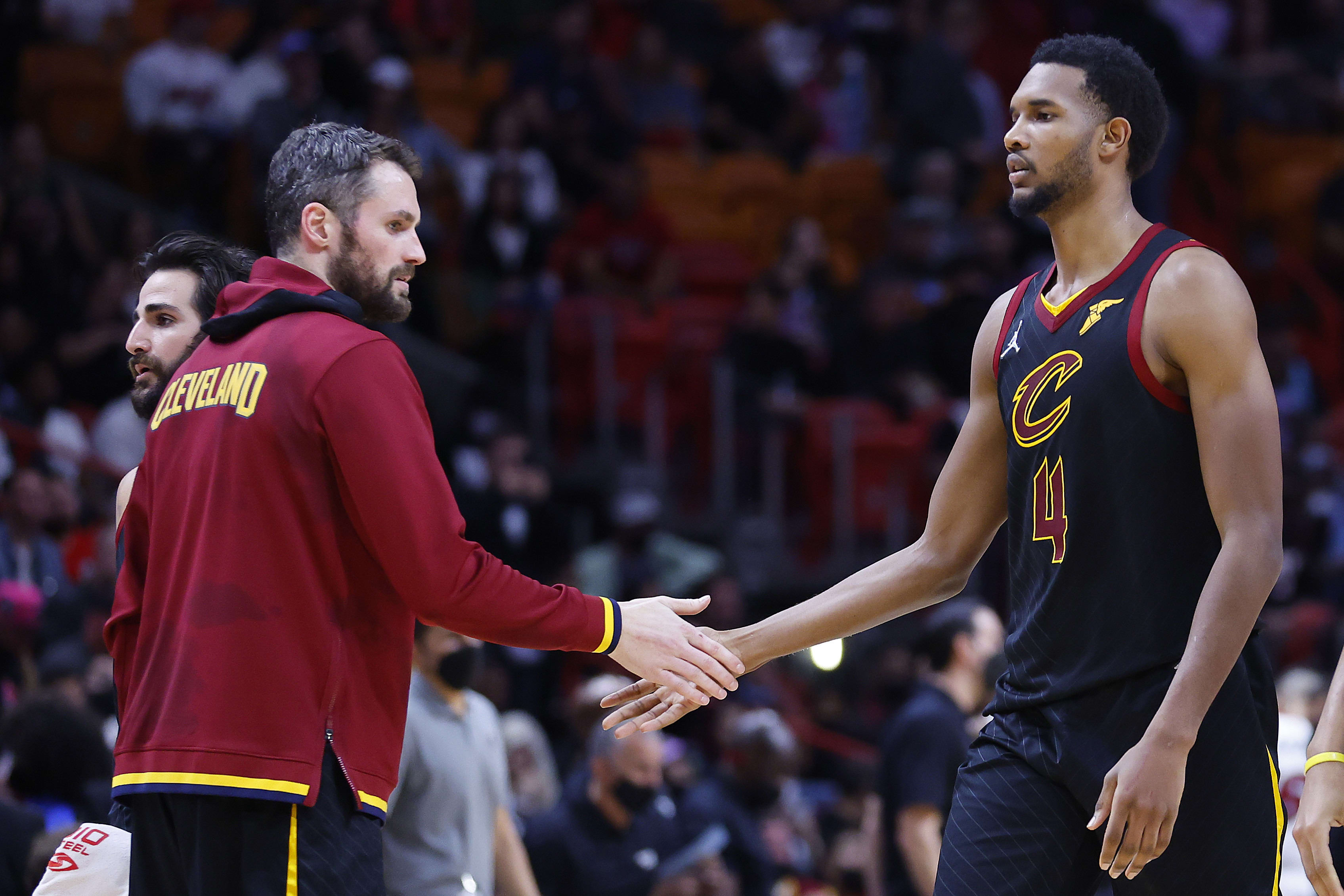 אוון מובלי שחקן קליבלנד קאבלירס עם קווין לאב