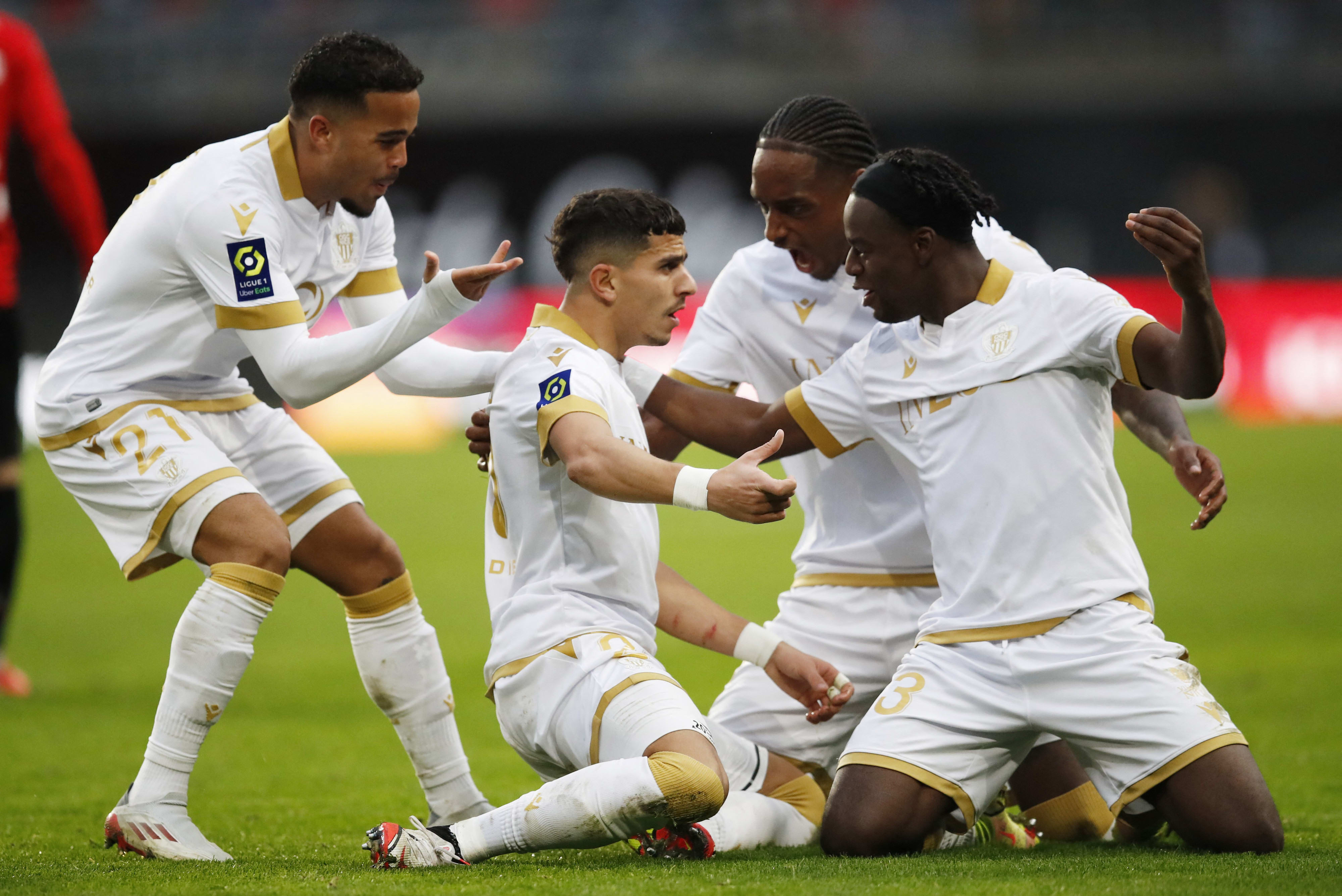 שחקני ניס חוגגים עם יוסף עטאל (שני משמאל)