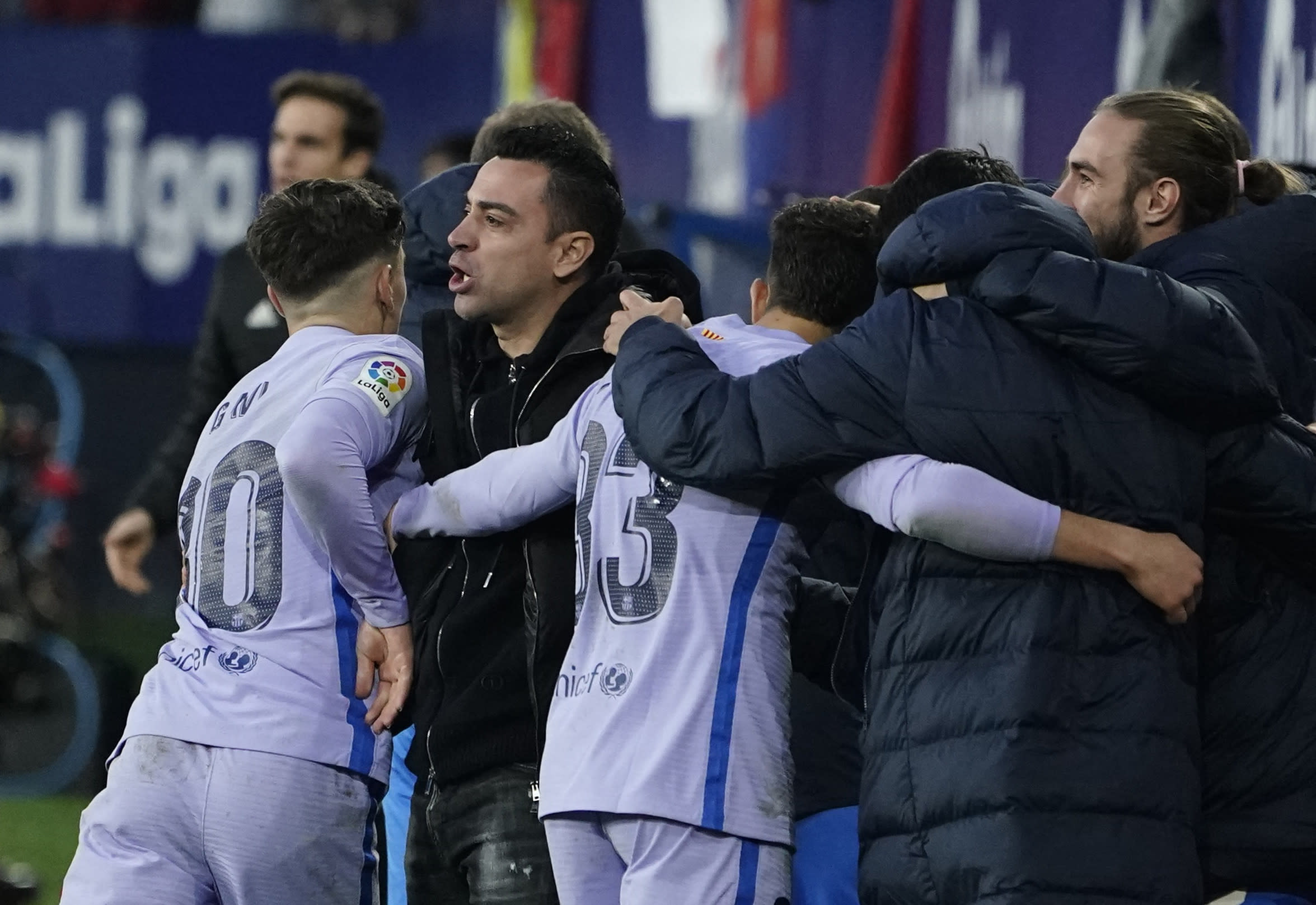 צ'אבי מאמן ברצלונה עם שחקניו עבדה, גאבי