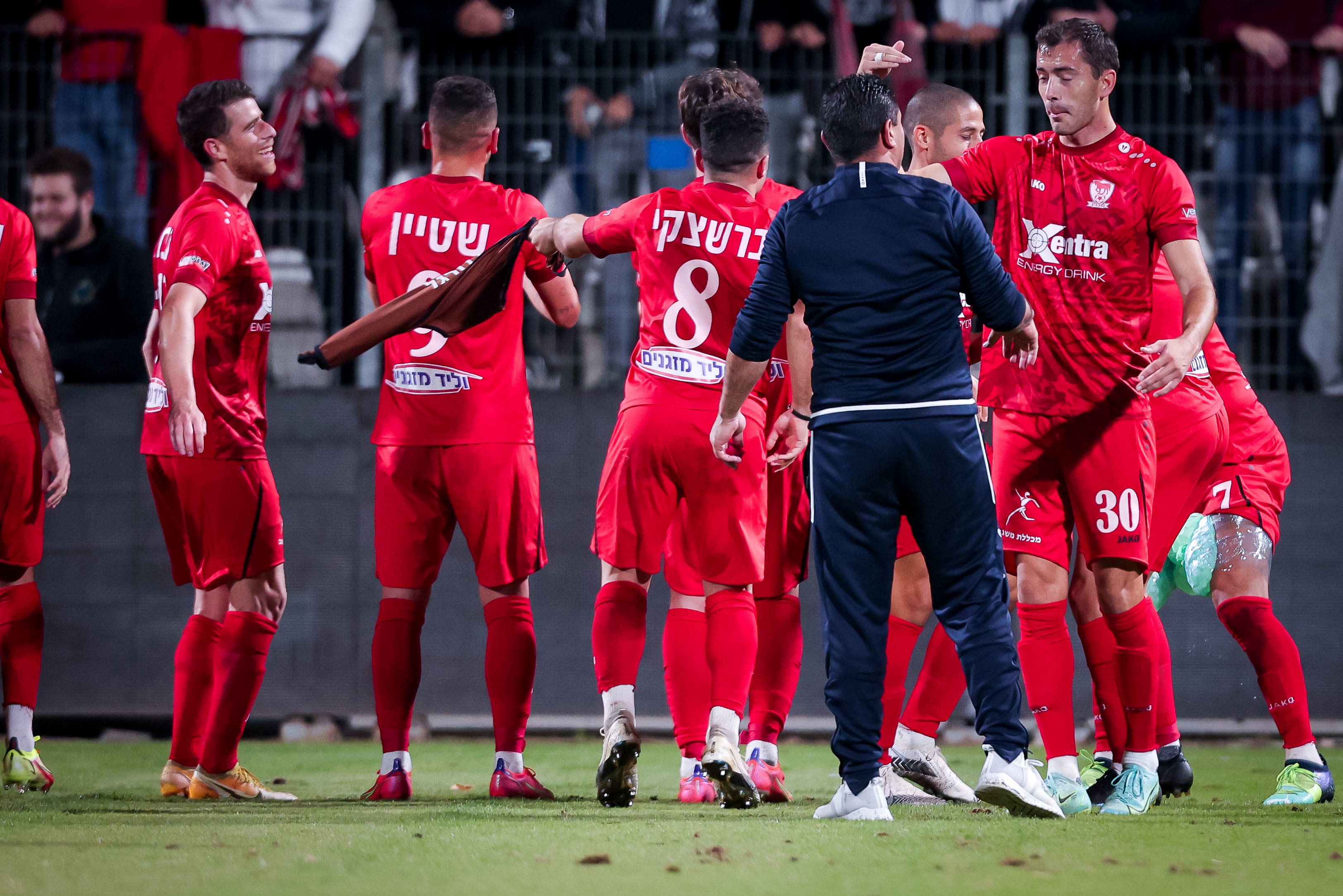 שחקני בני סכנין חוגגים ניצחון על מכבי פתח תקוה