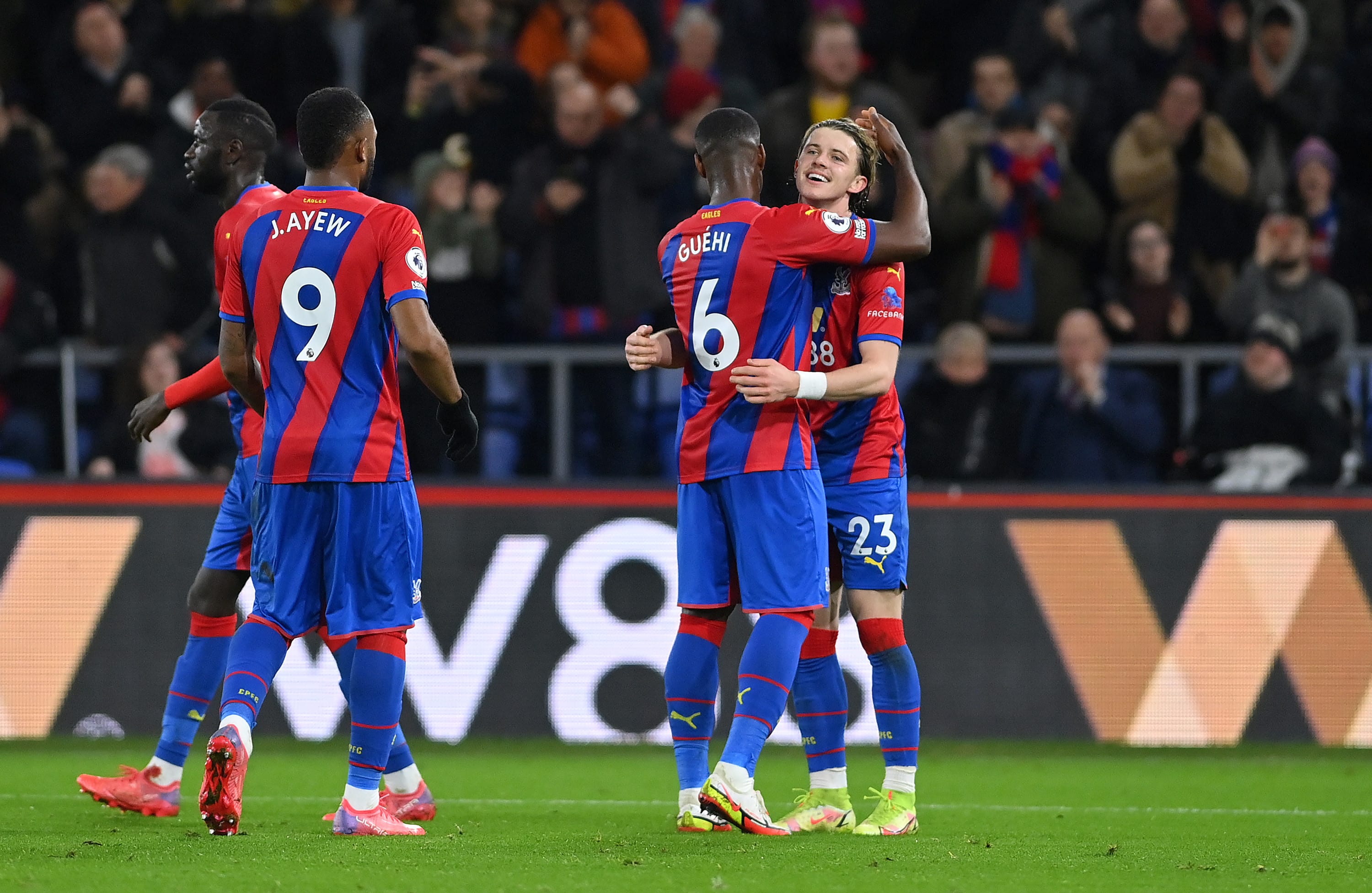 שחקני קריסטל פאלאס חוגגים עם קונור גלאגר