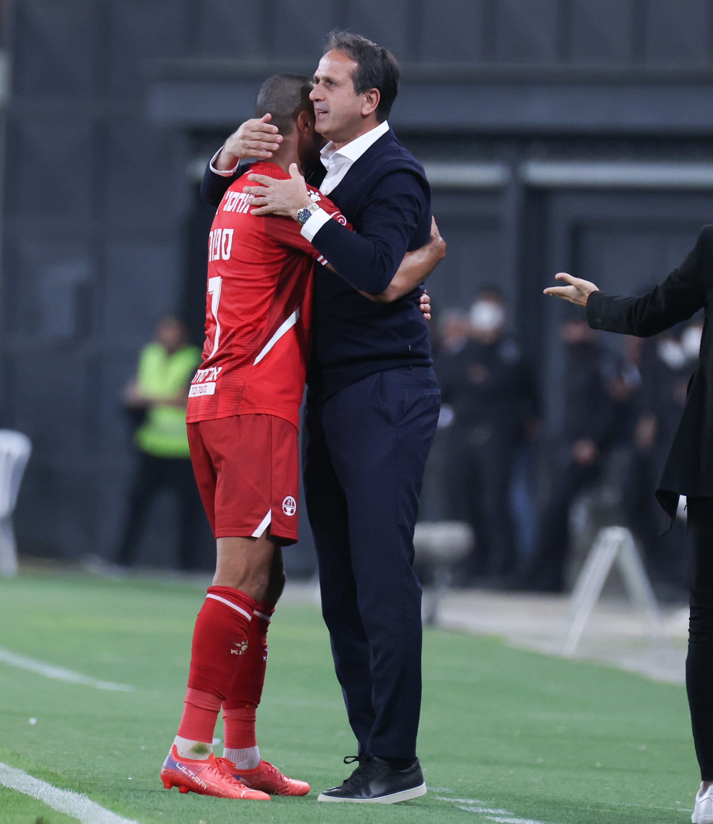 מאמן הפועל באר שבע רוני לוי מחבק את רמזי ספורי