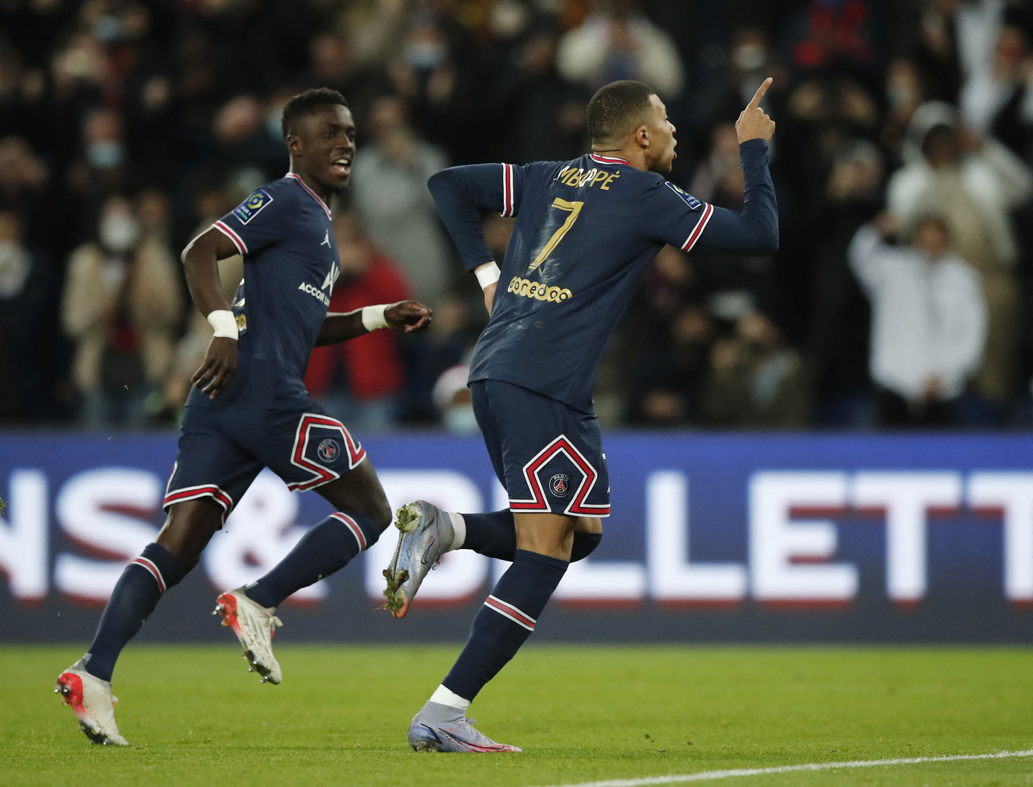 קיליאן אמבפה שחקן פריז סן ז'רמן חוגג שער