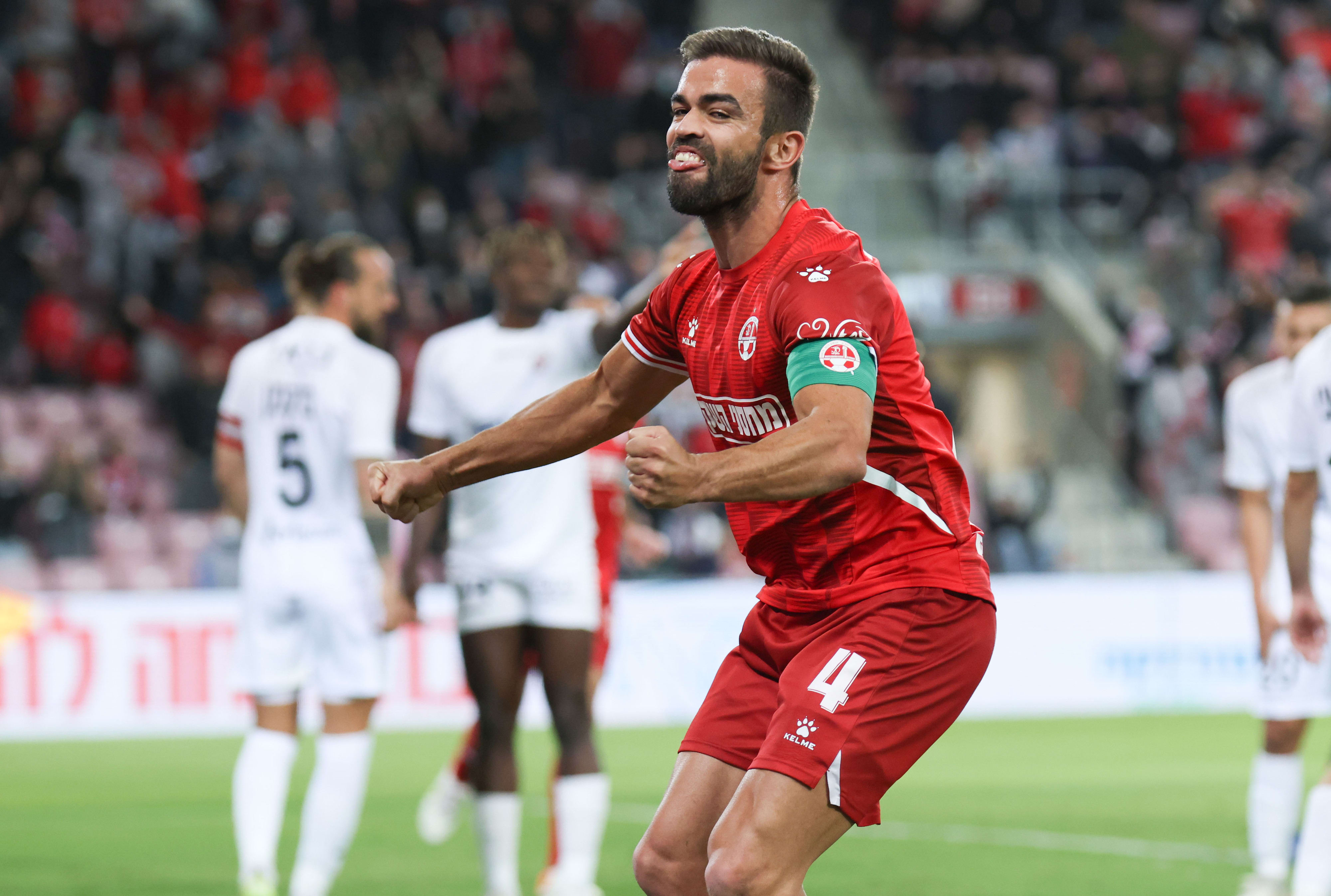 שחקן הפועל באר שבע מיגל ויטור חוגג שער