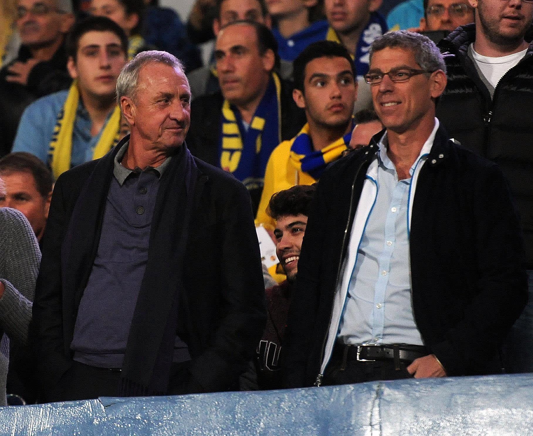 הבעלים של מכבי תל אביב מיטש גולדהאר לצד שחקן העבר ההולנדי יוהאן קרויף