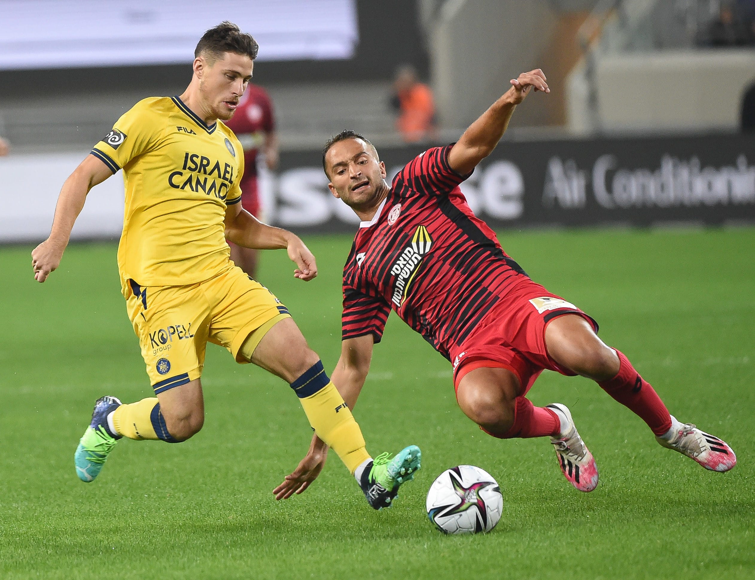 תמיר גלזר שחקן הפועל חדרה גולש לרגלי גבי קניקובסקי שחקן מכבי תל אביב