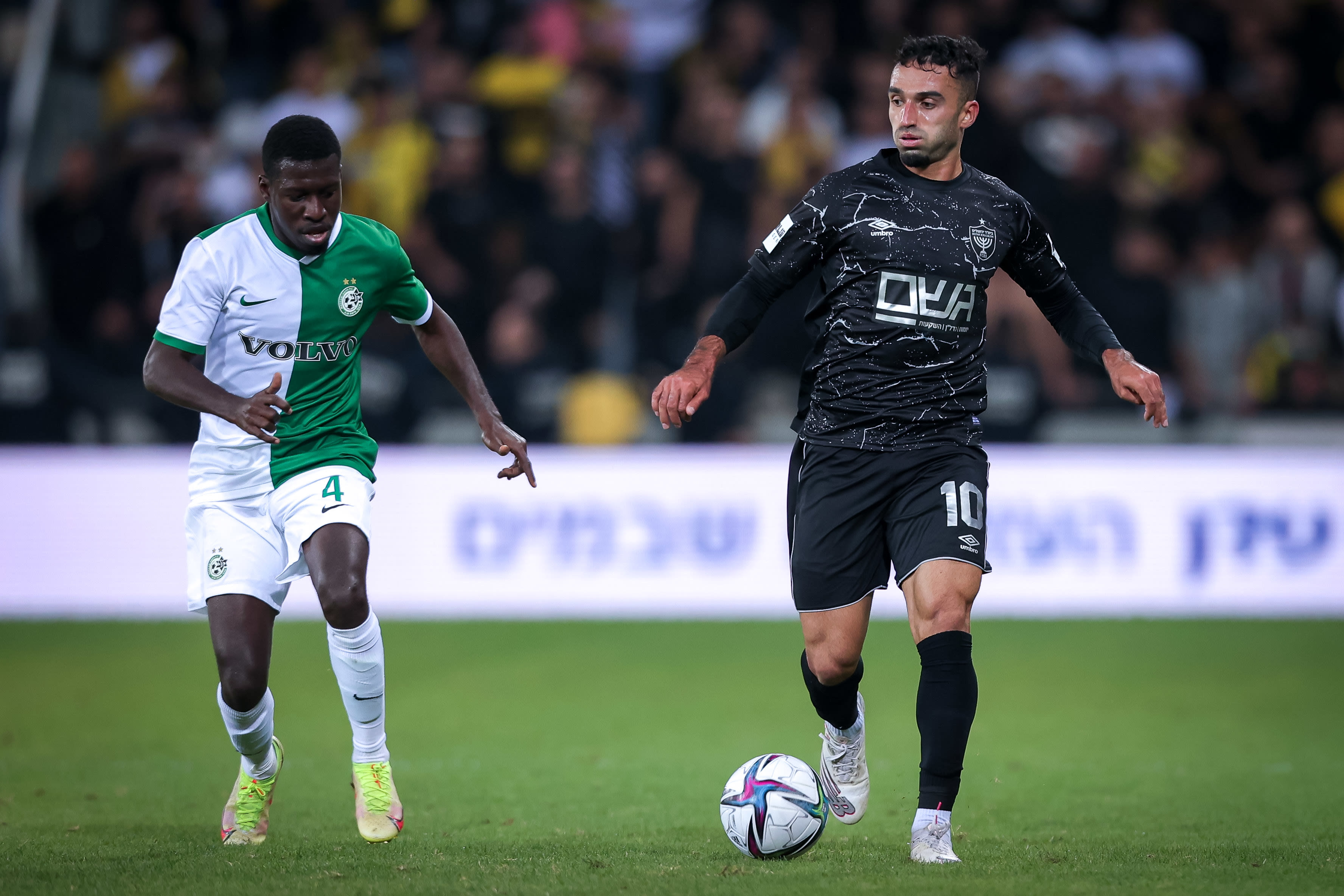 מיכאל אוחנה שחקן בית"ר ירושלים לפני עלי מוחמד שחקן מכבי חיפה