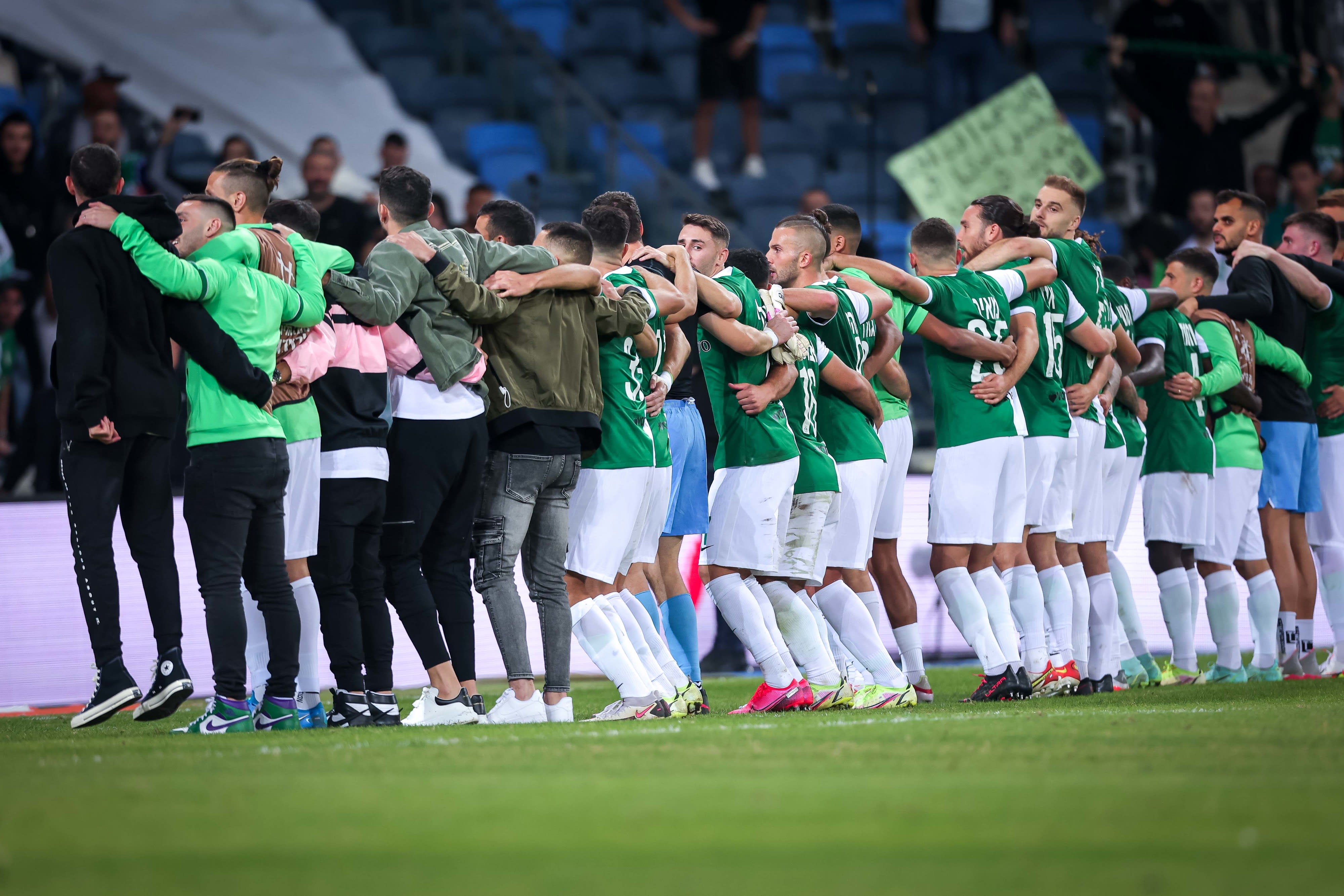 שחקני מכבי חיפה חוגגים עם האוהדים