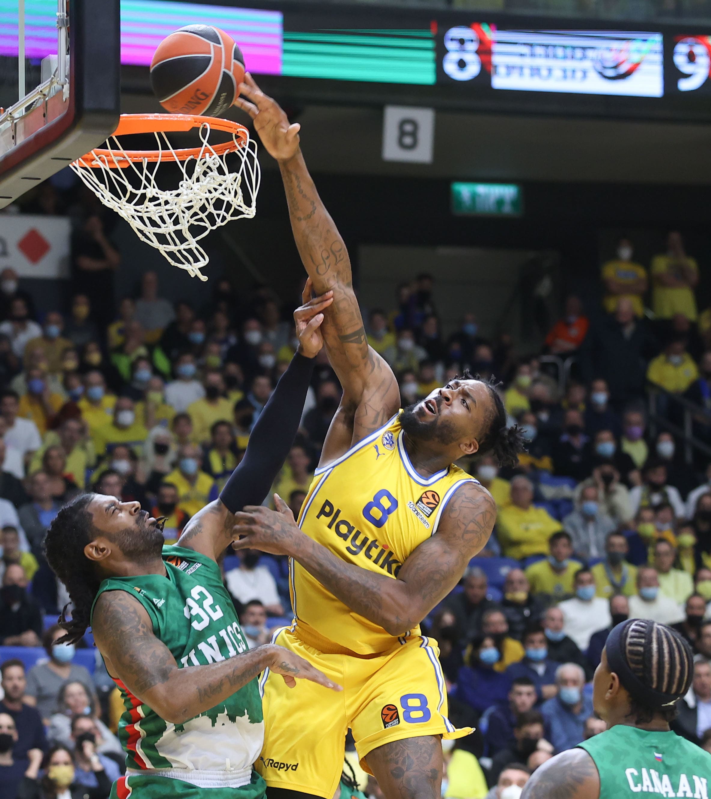 שחקן מכבי תל אביב ג'יילן ריינולדס מול שחקן קאזאן או. ג'יי. מאיו