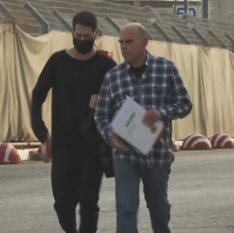 משה חוגג ביציאה מהמעצר, בדרך למעצר בית