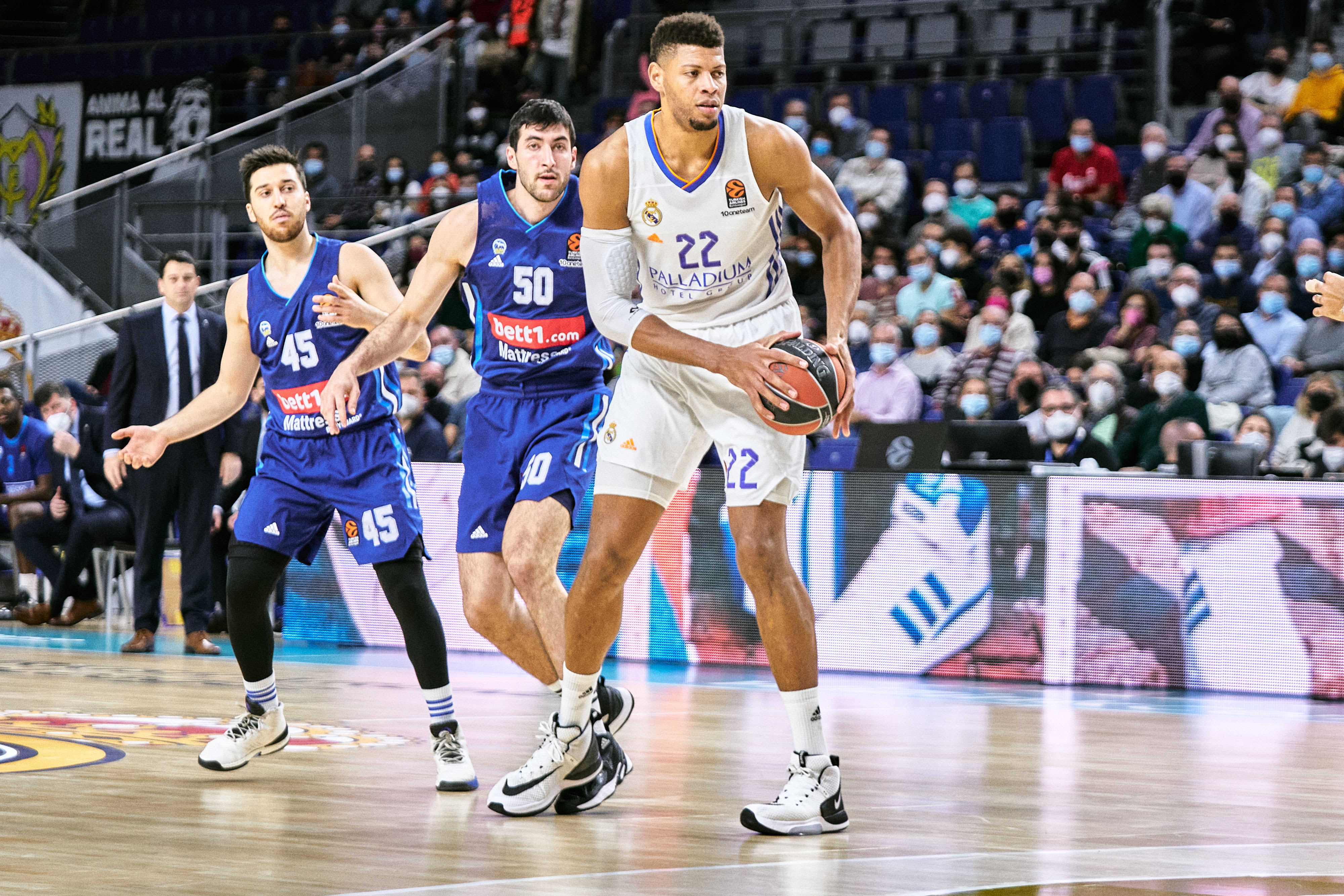 וולטר טבארס שחקן ריאל מדריד מול תמיר בלאט שחקן אלבה ברלין, יובל זוסמן