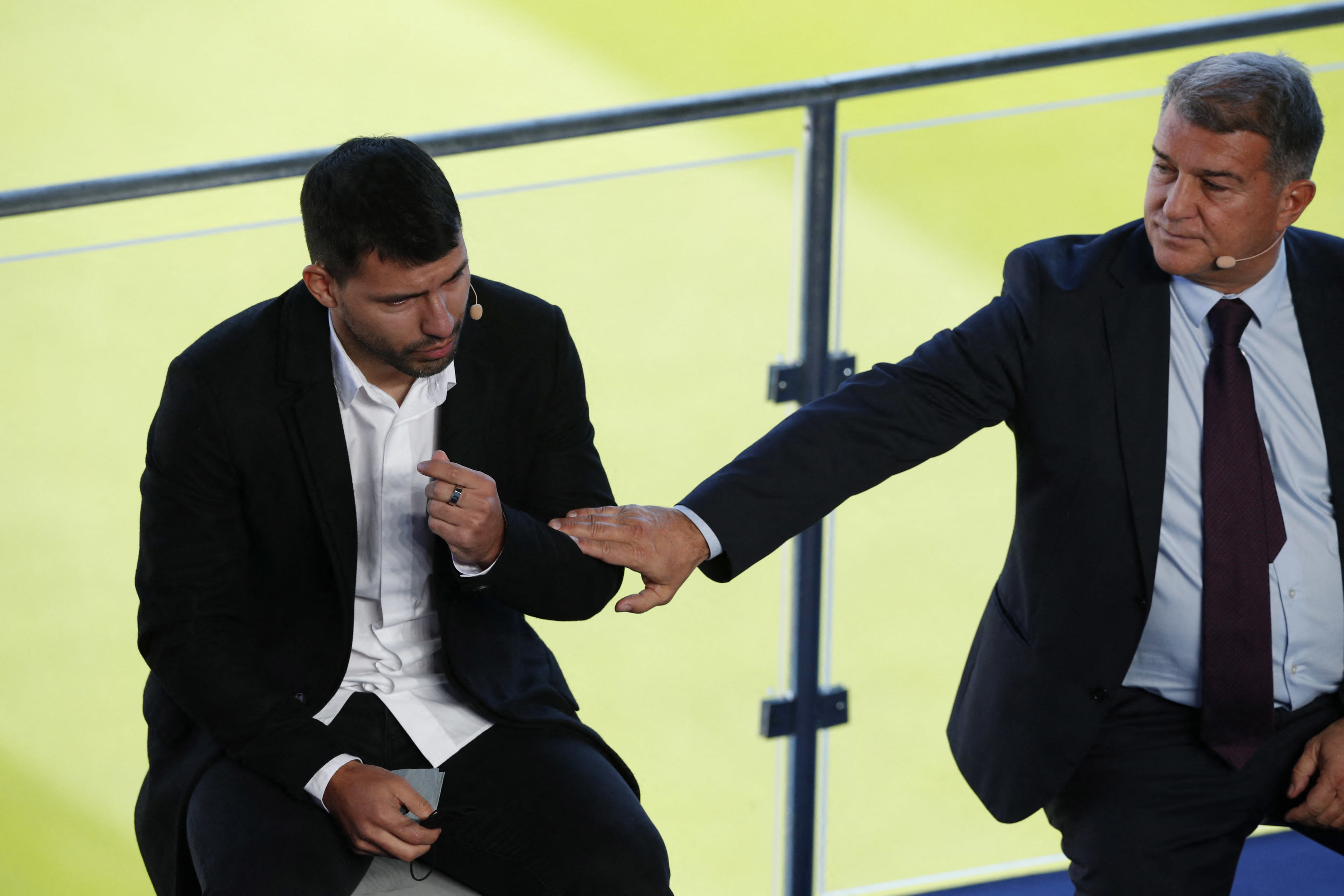 סרחיו אגוארו מודיע על פרישה, לצדו נשיא ברצלונה ז'ואן לאפורטה