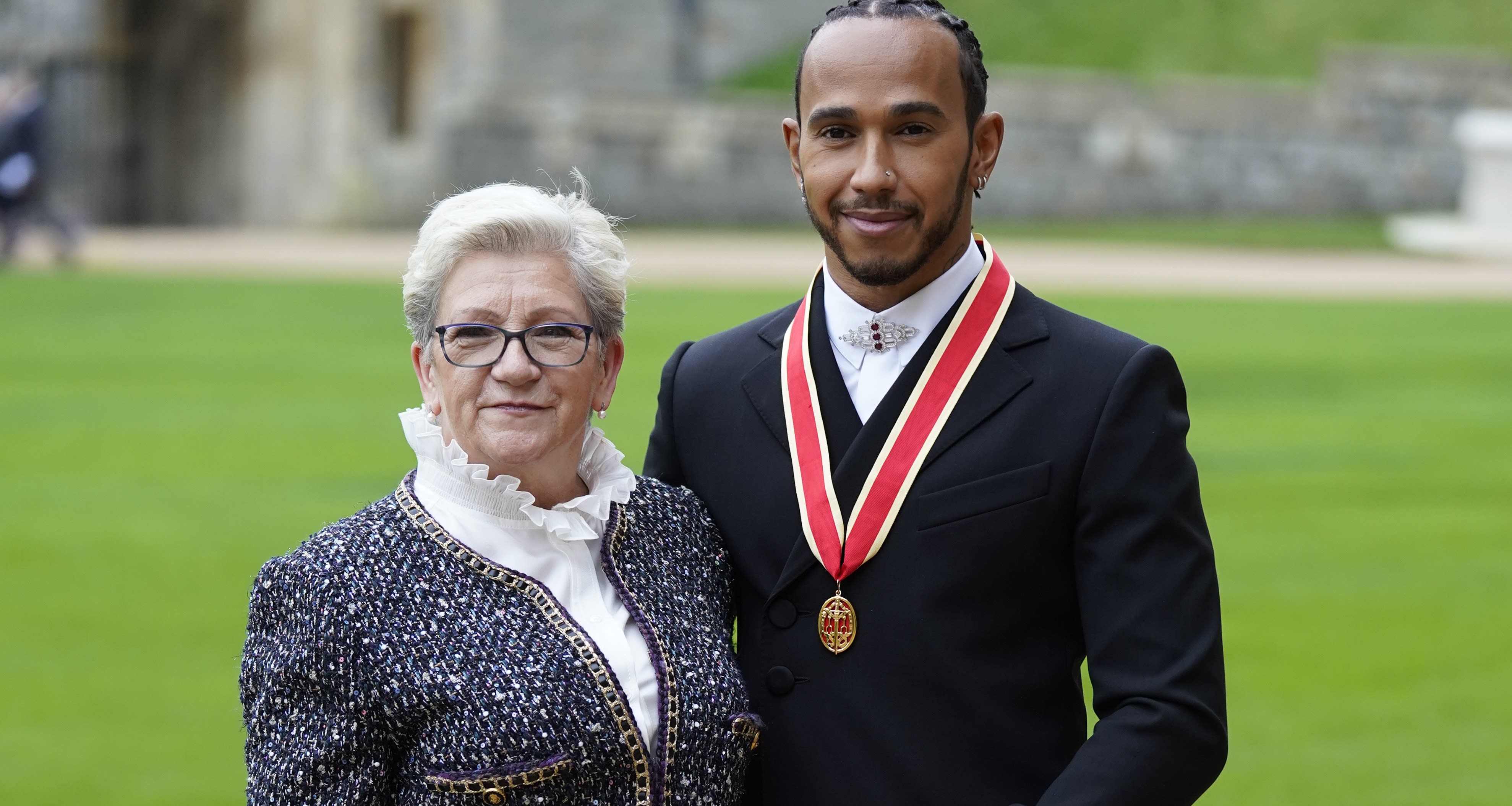 לואיס המילטון מקבל תואר אבירות
