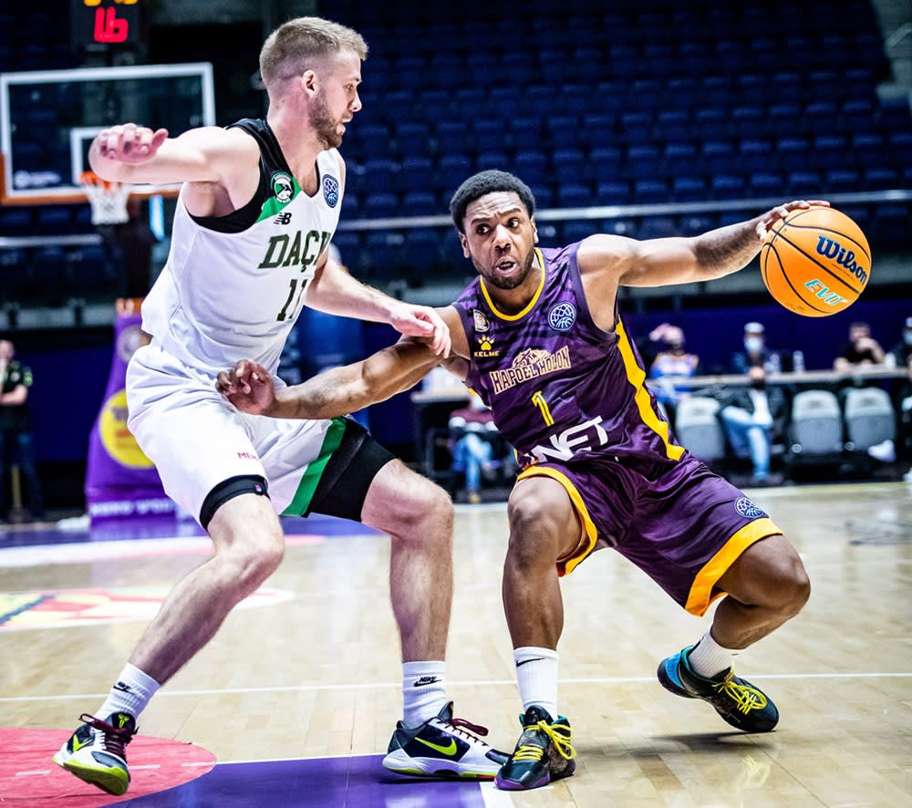 שחקן הפועל חולון ג'ו רגלנד מול שחקן דרושאפקה וויין מקולו