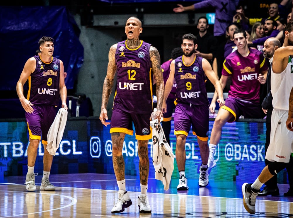 שחקן הפועל חולון מיקל קייזר עם רפי מנקו, פרדריק בורדיון