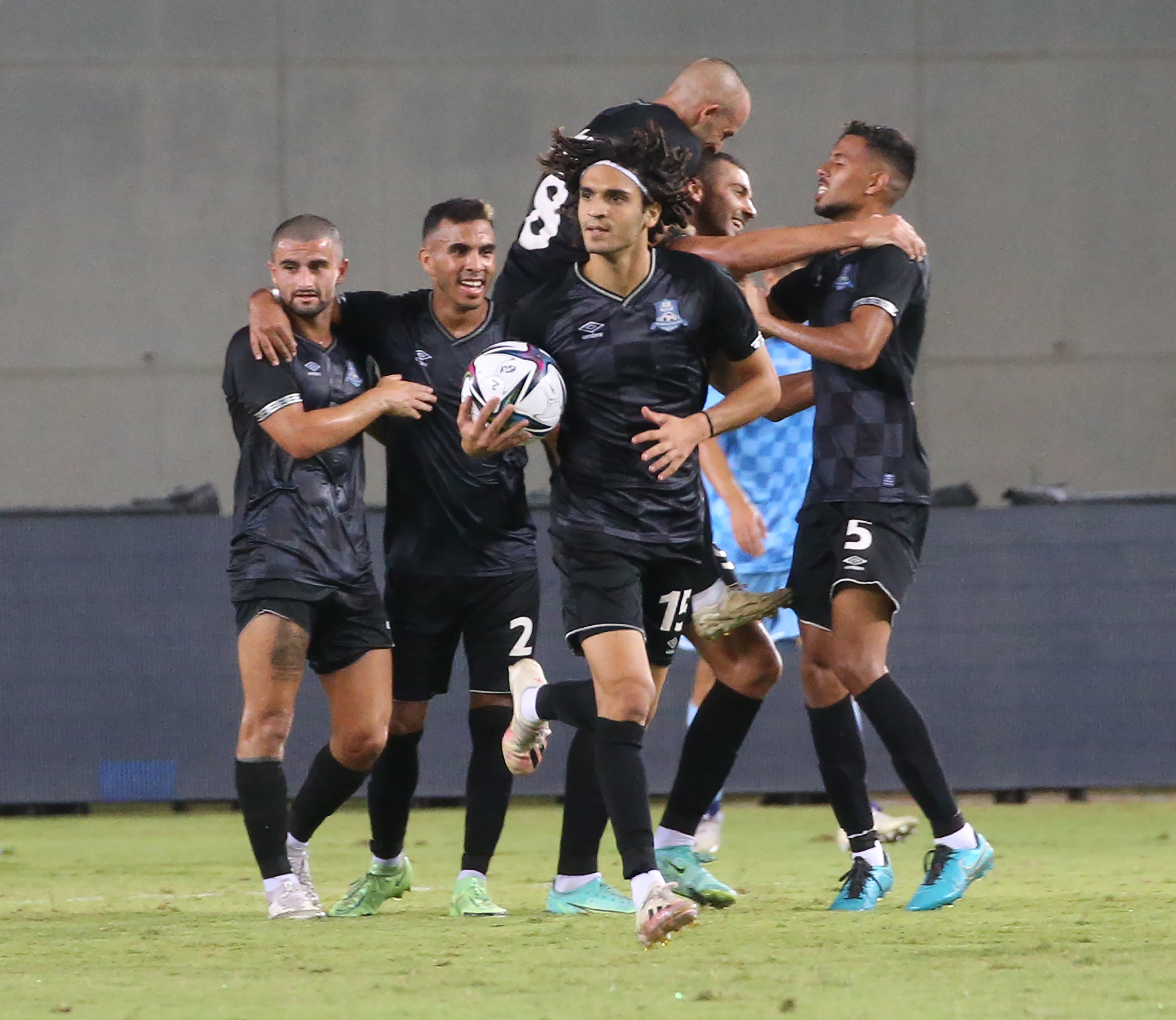 שחקני הפועל עכו חוגגים, גיתי סופר עם הכדור