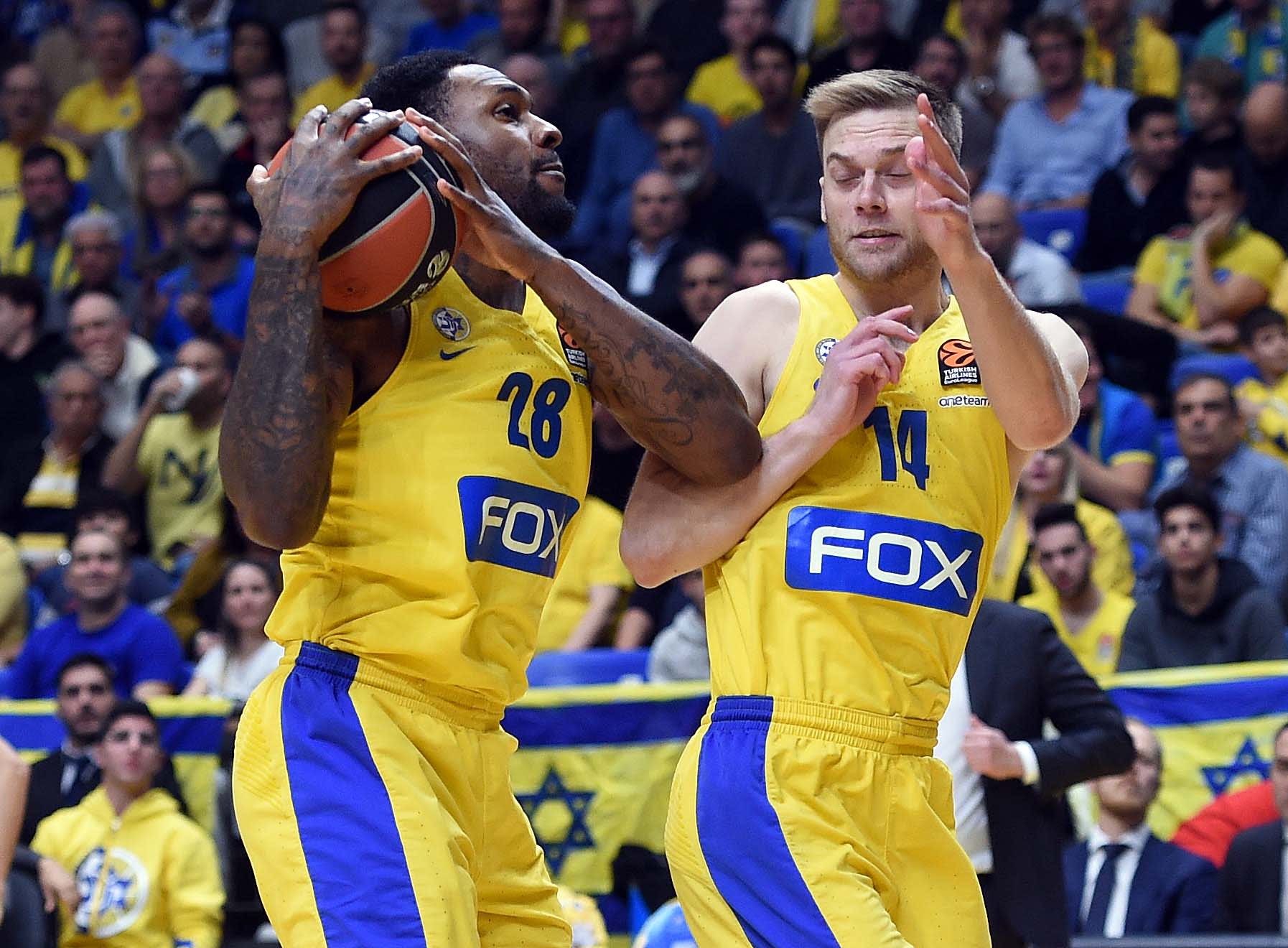 נייט וולטרס וטאריק בלאק שחקני מכבי תל אביב בכדורסל