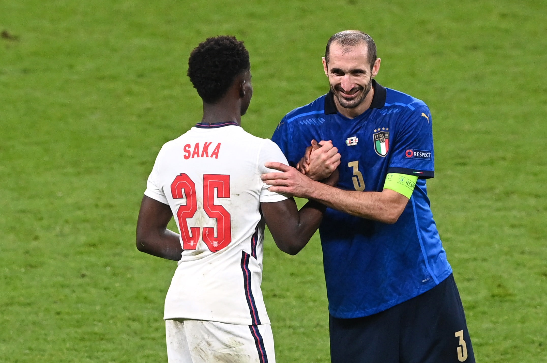 ג'ורג'ו קייליני שחקן נבחרת איטליה עם בוקאיו סאקה שחקן נבחרת אנגליה