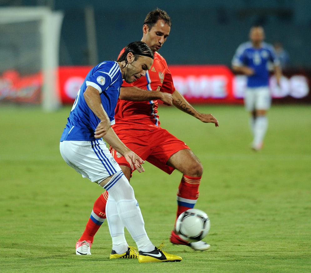 ביברס נאתכו שחקן נבחרת ישראל שומר על רומן שירוקוב שחקן נבחרת רוסיה