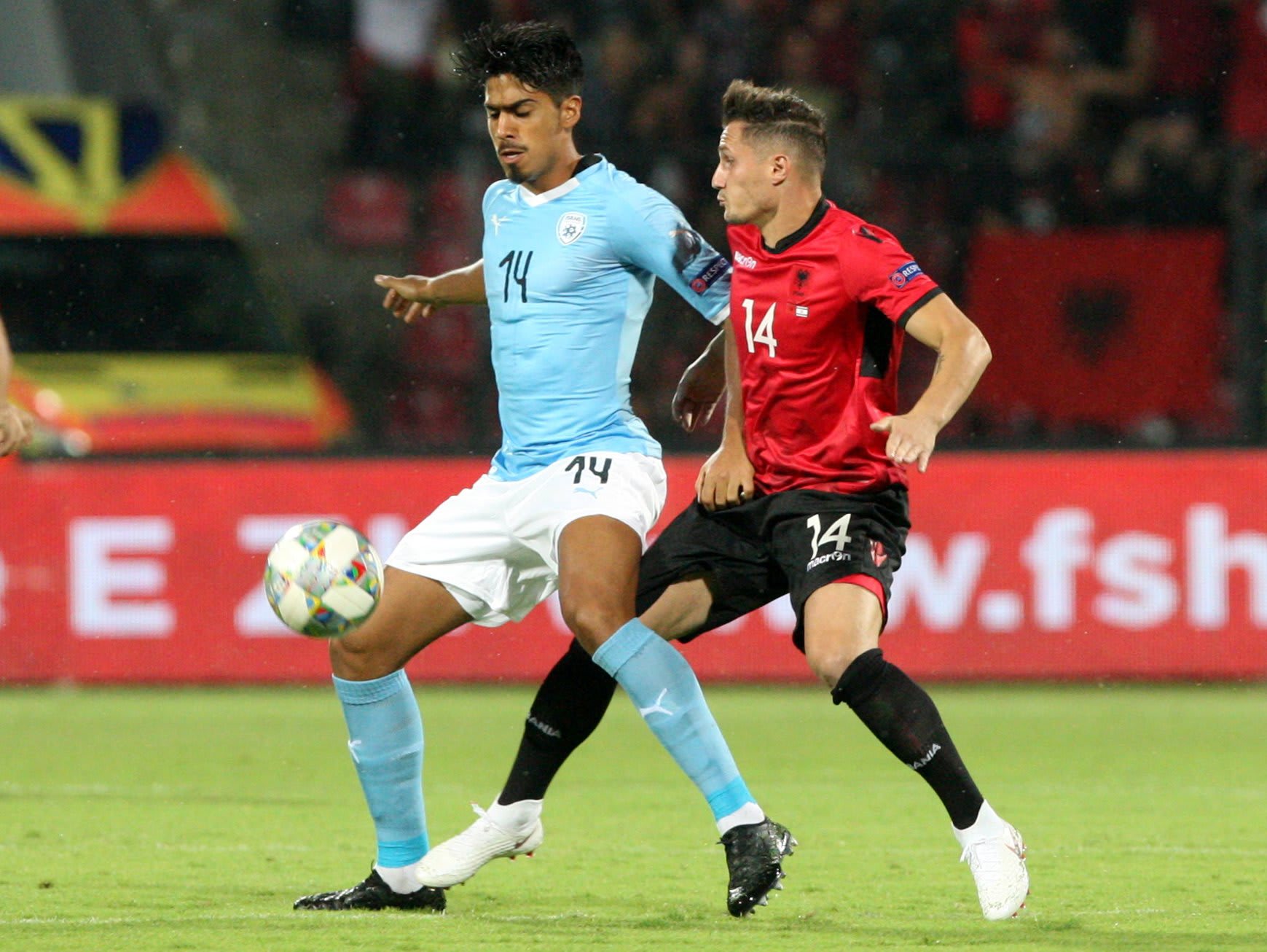 דור פרץ שחקן נבחרת ישראל לפני טאולנט ג'אקה שחקן נבחרת אלבניה