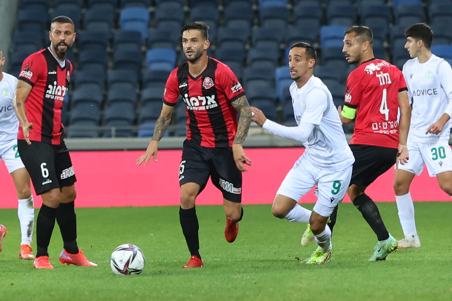 שחקן הפועל חיפה חנן ממן, חלוץ הפועל כפר סבא עומר בוארון