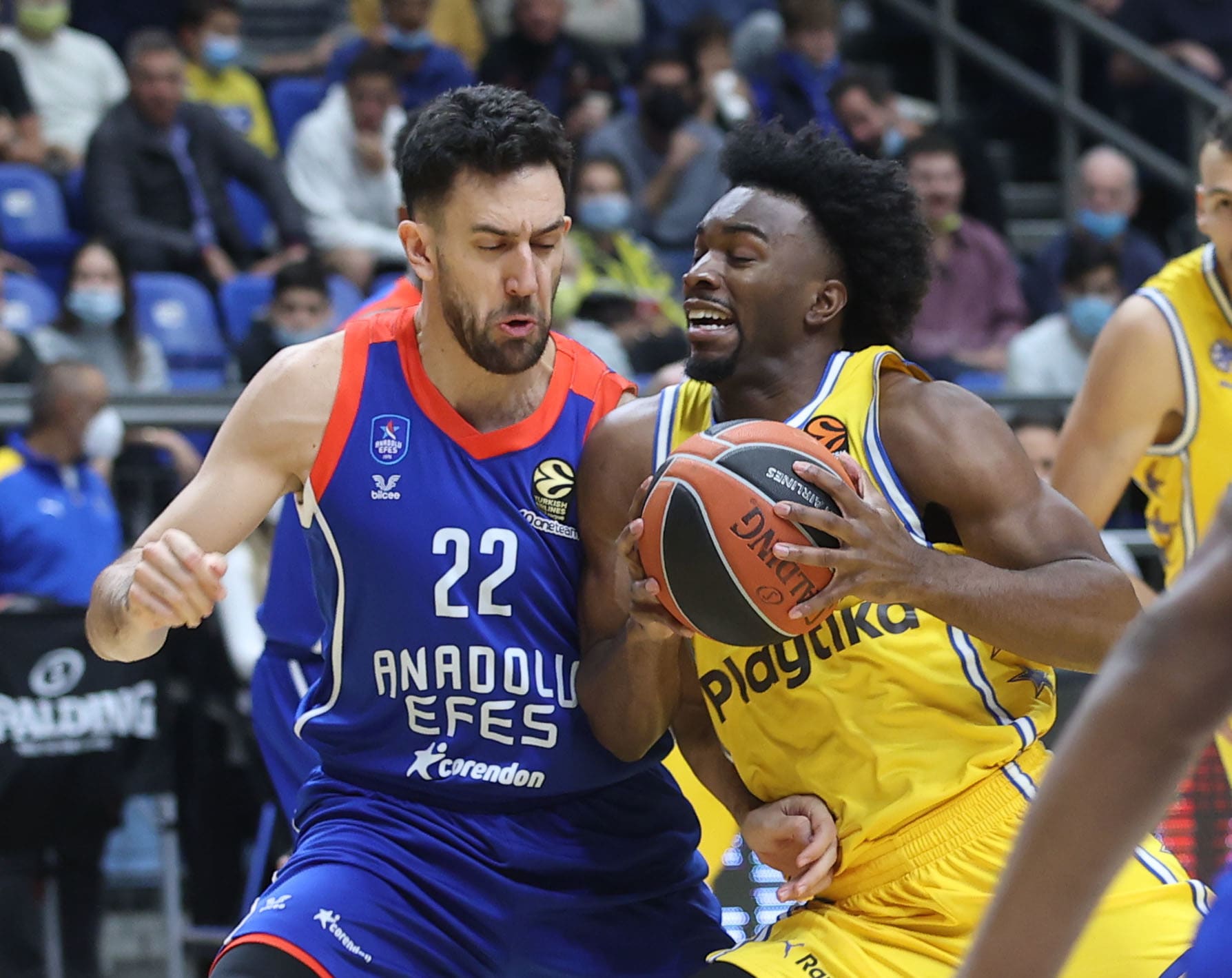 קינן אוואנס שחקן מכבי תל אביב מול וסילי מיציץ' שחקן אנאדולו אפס