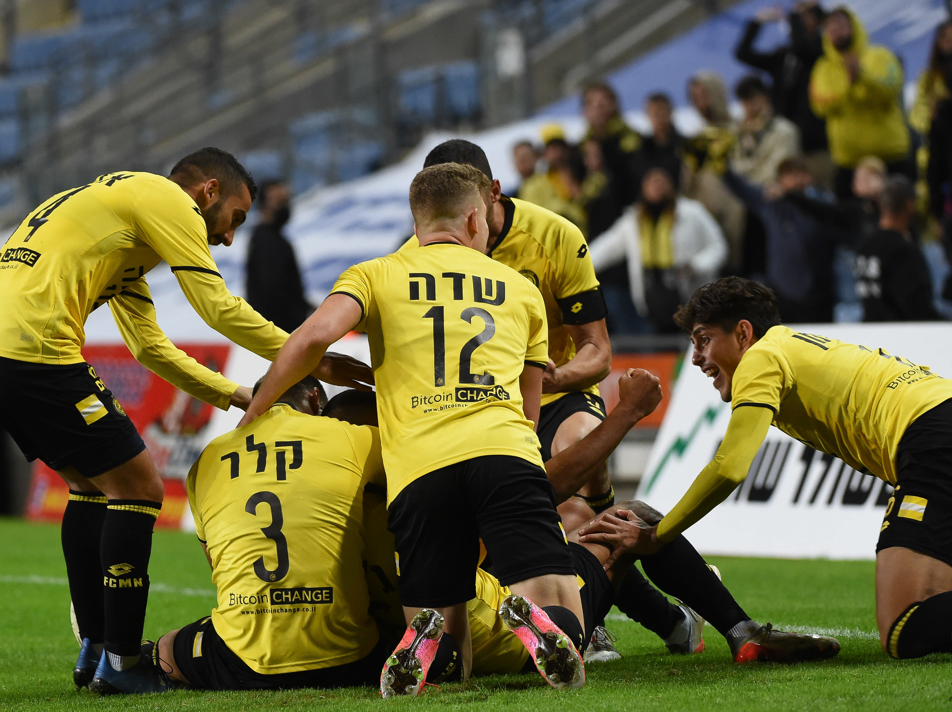 שחקני מכבי נתניה חוגגים