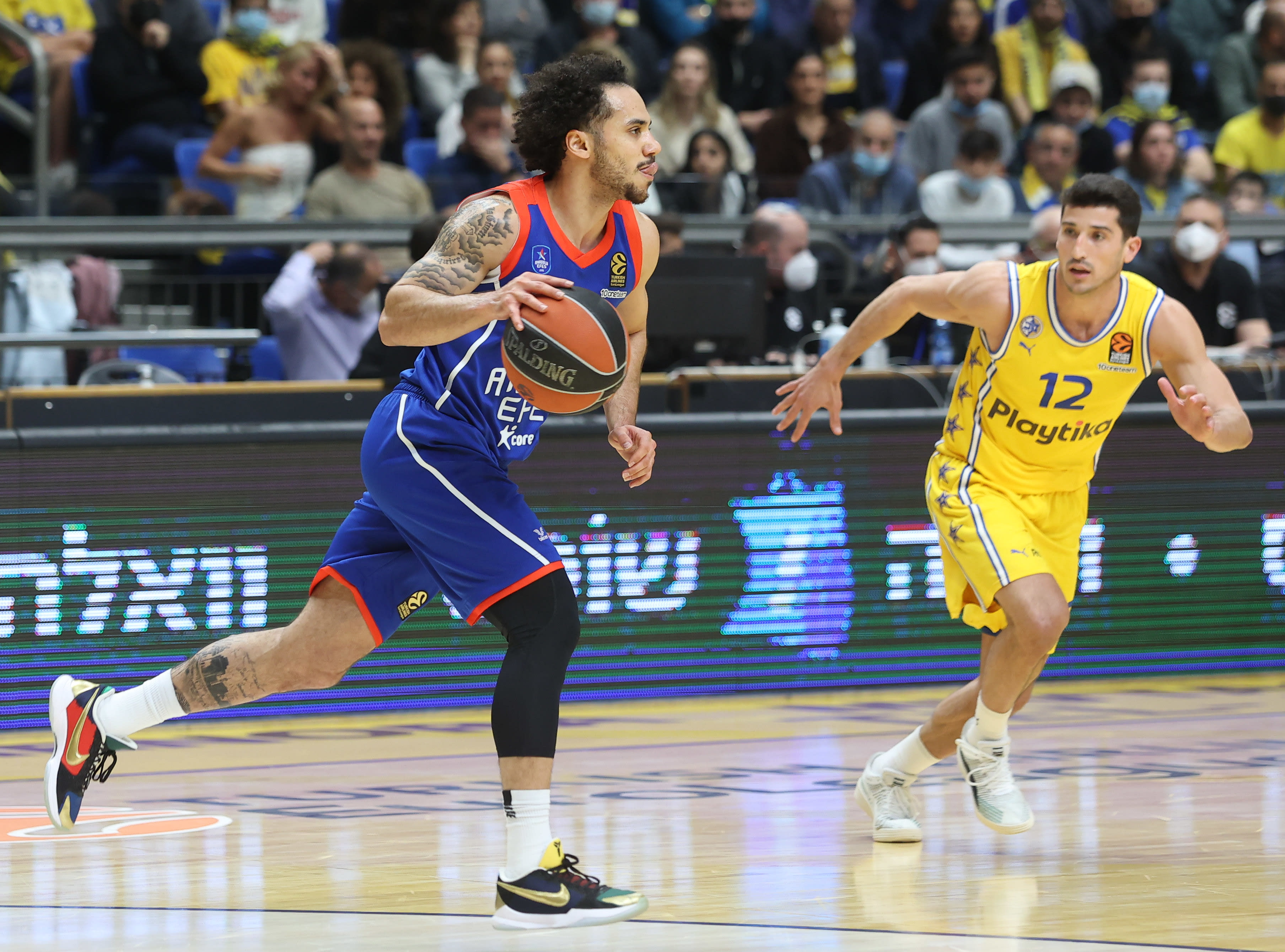 שחקן אנאדולו אפס שיין לארקין מול שחקן מכבי תל אביב ג'ון דיברתולומאו