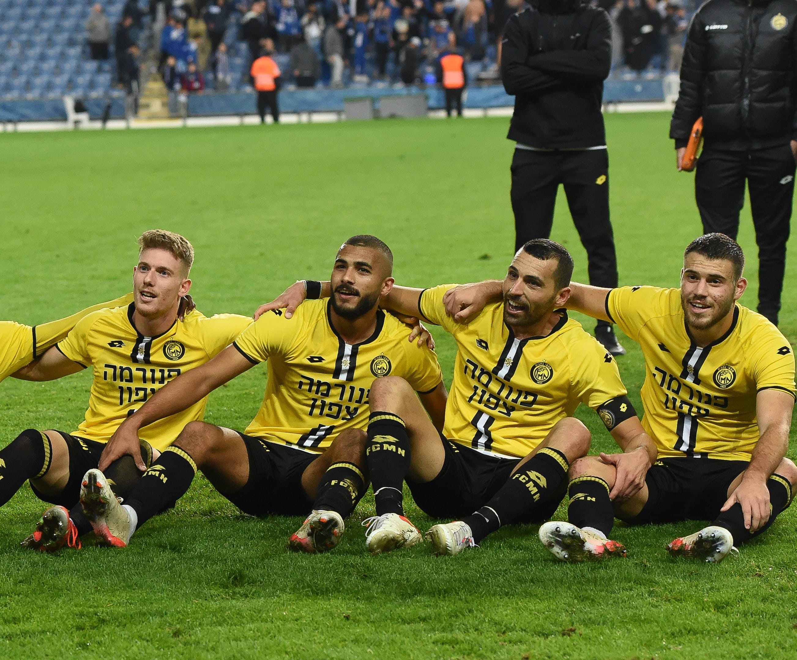 שחקני מכבי נתניה חוגגים