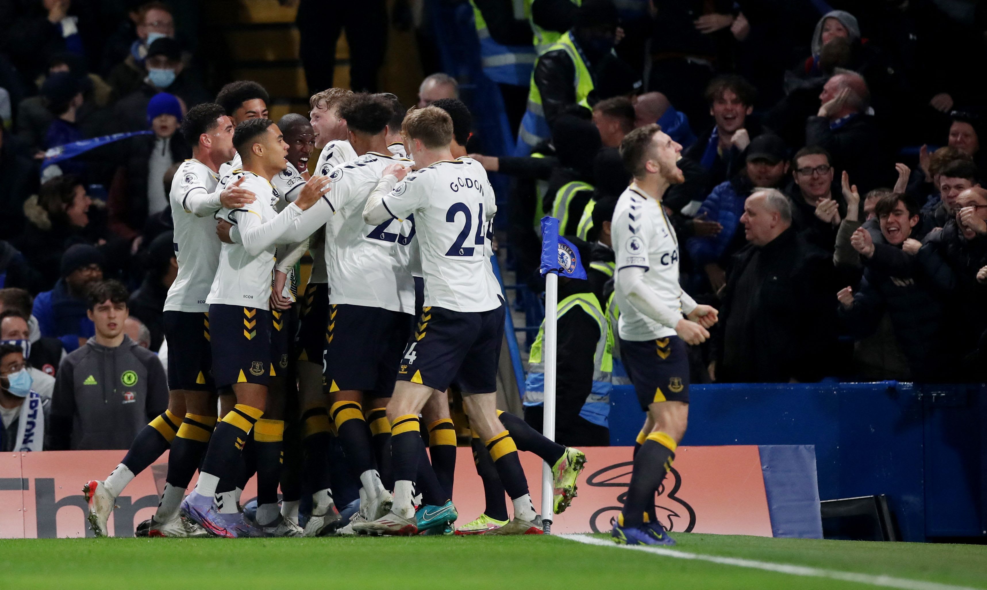 שחקני אברטון חוגגים