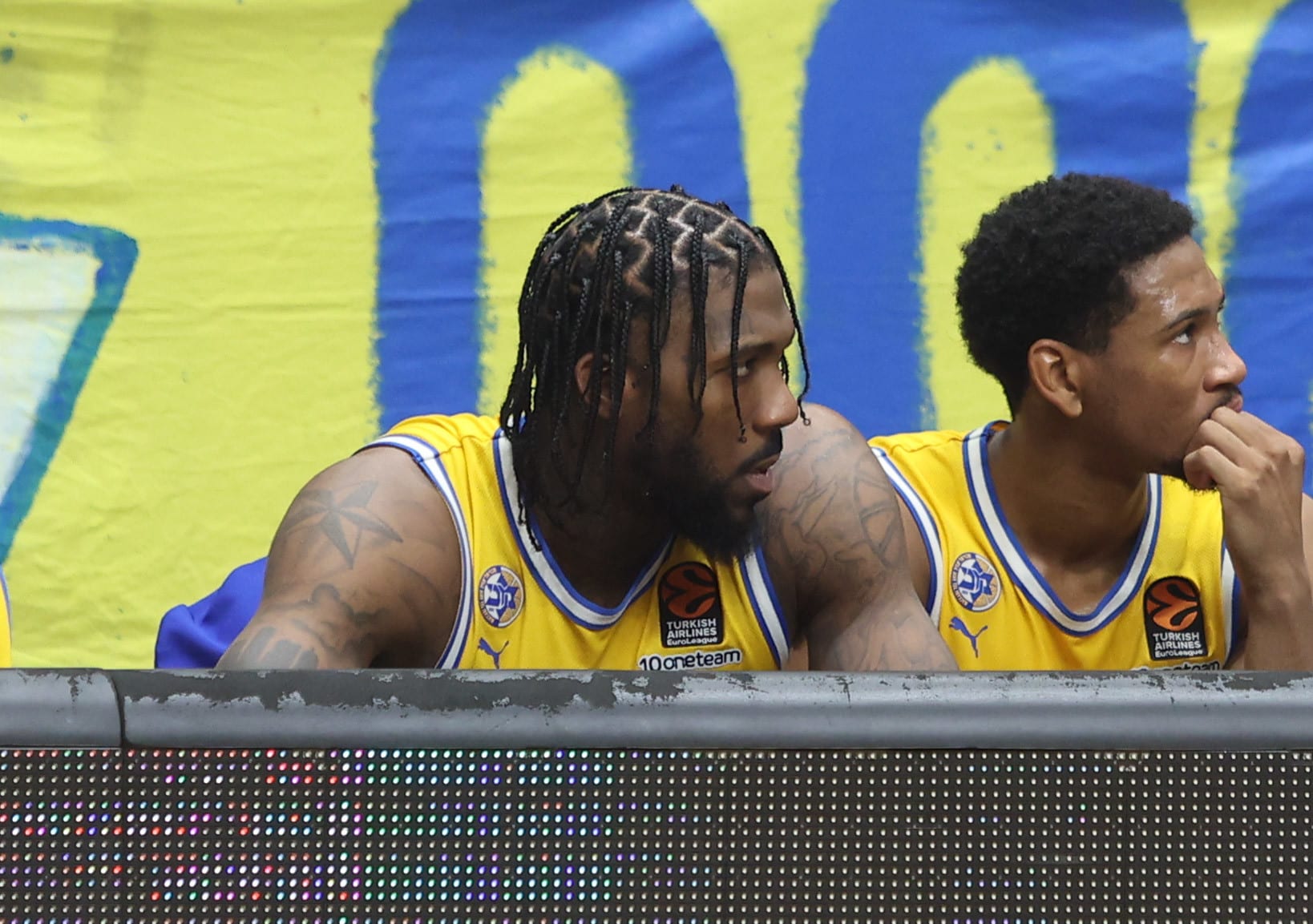 שחקן מכבי תל אביב ג'יילן ריינולדס עם קמרון טיילור