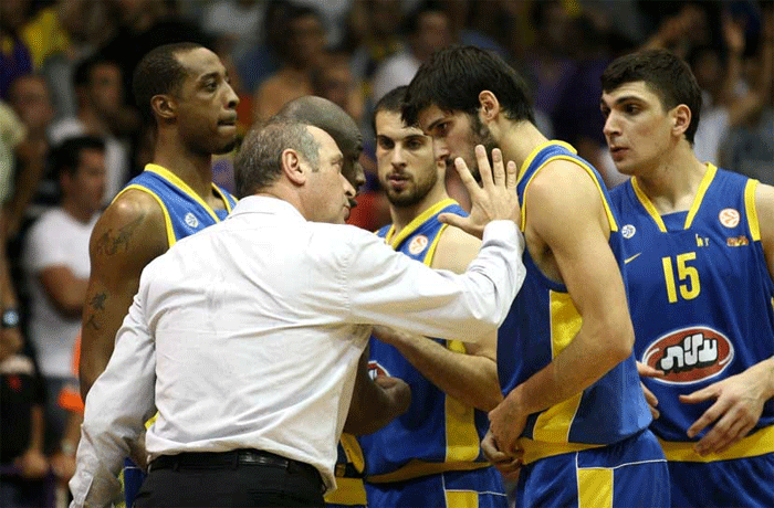 מאמן מכבי תל אביב צביקה שרף מתדרך את שחקניו