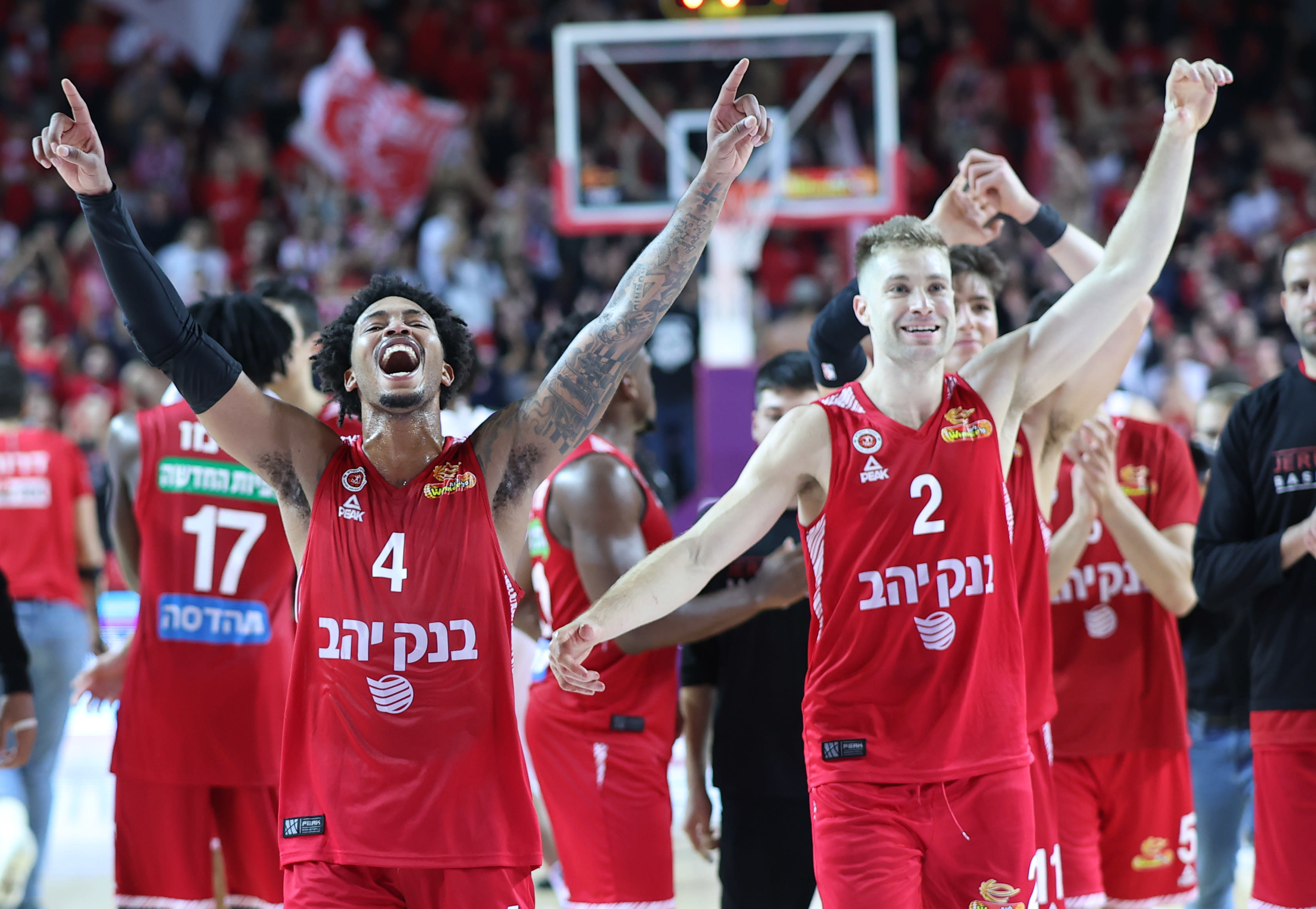 שחקן הפועל ירושלים ג'יילן אדאמס עם ווילי וורקמן