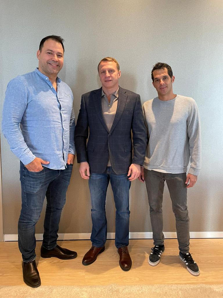 רואי הסינג, מנכ"ל המכביה ה-21, שר התיירות יואל רזבוזוב ואריק זאבי, יו"ר המכביה