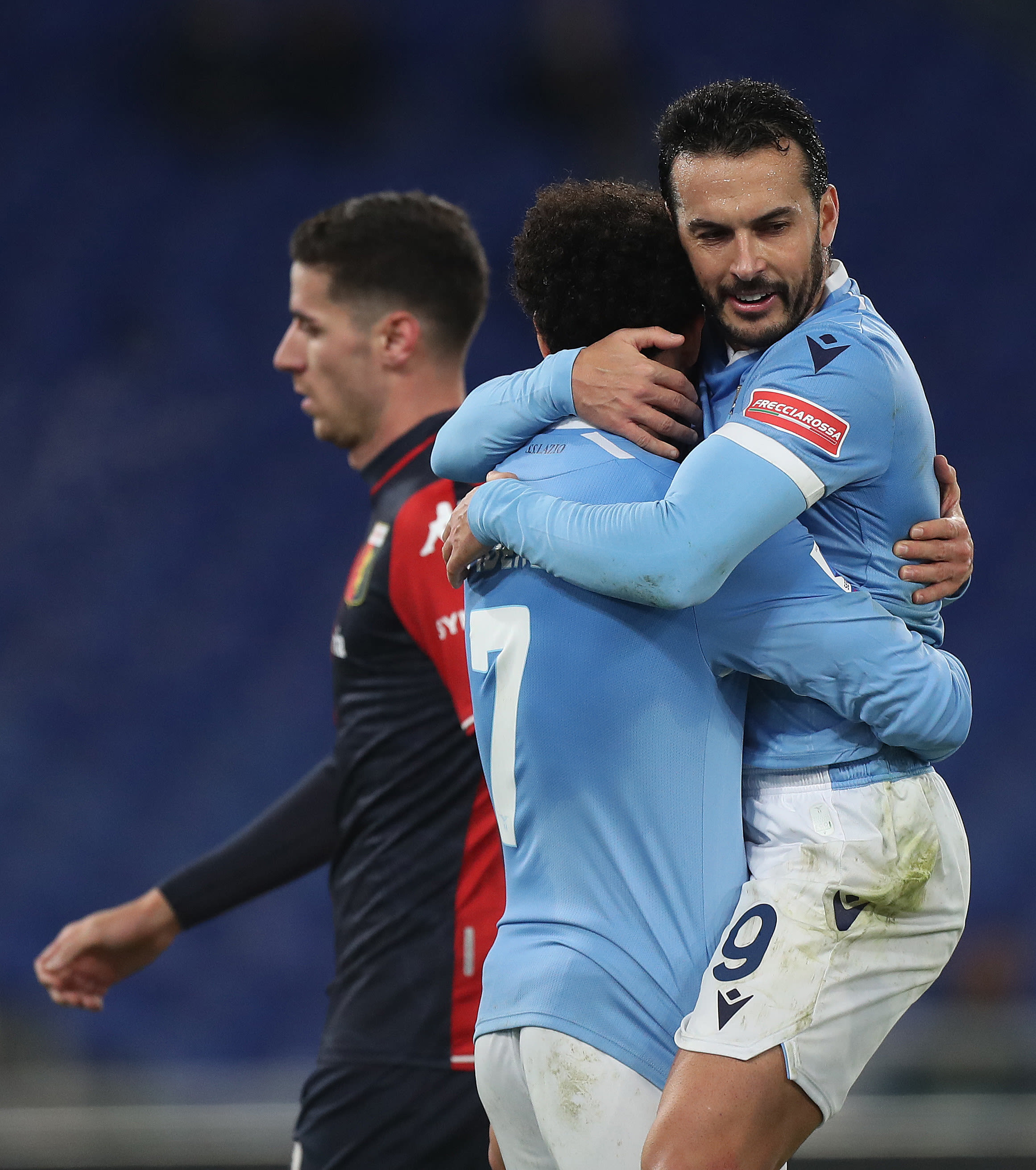 שחקן לאציו פדרו עם פליפה אנדרסון