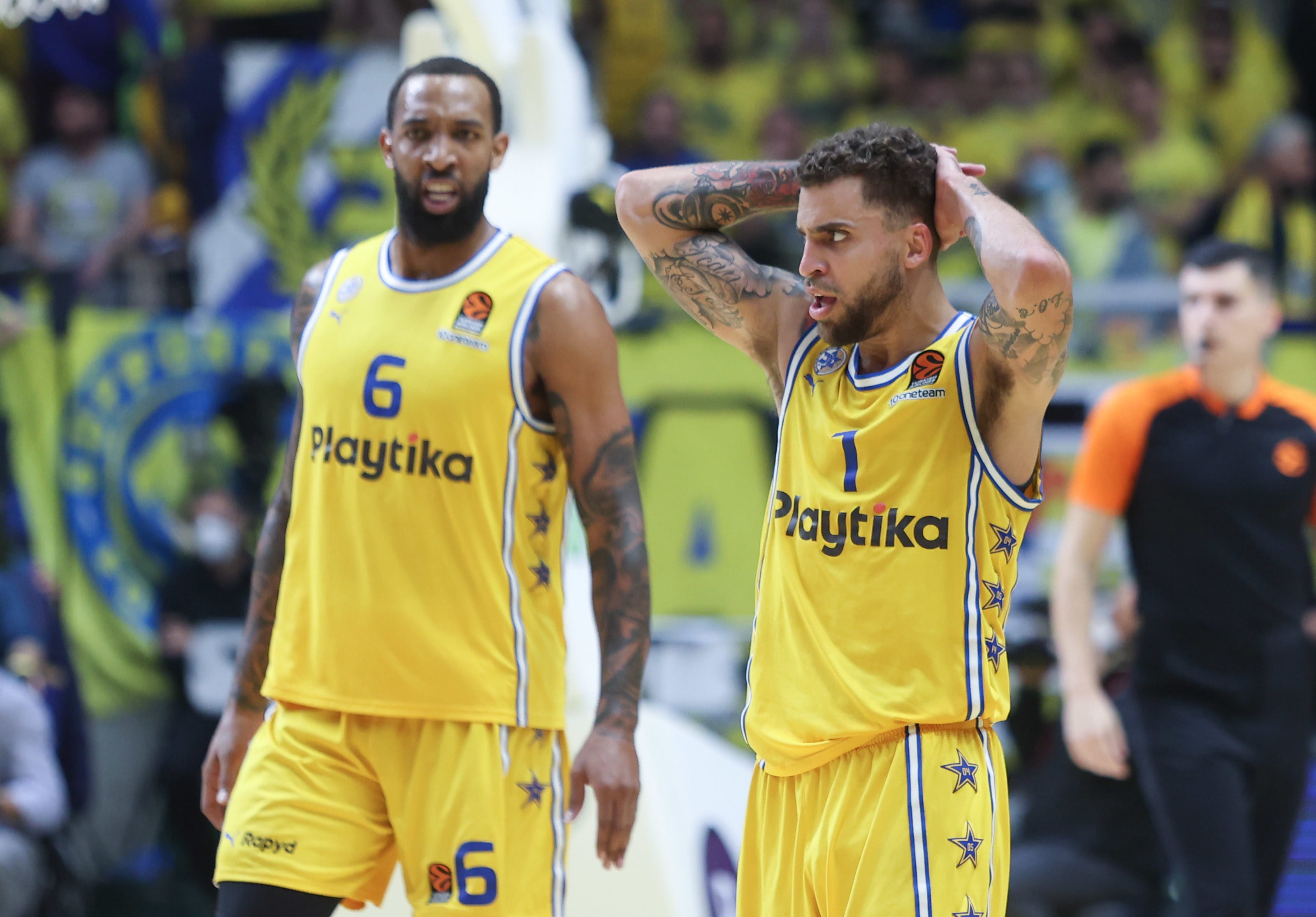 שחקן מכבי תל אביב סקוטי ווילבקין עם דרק וויליאמס