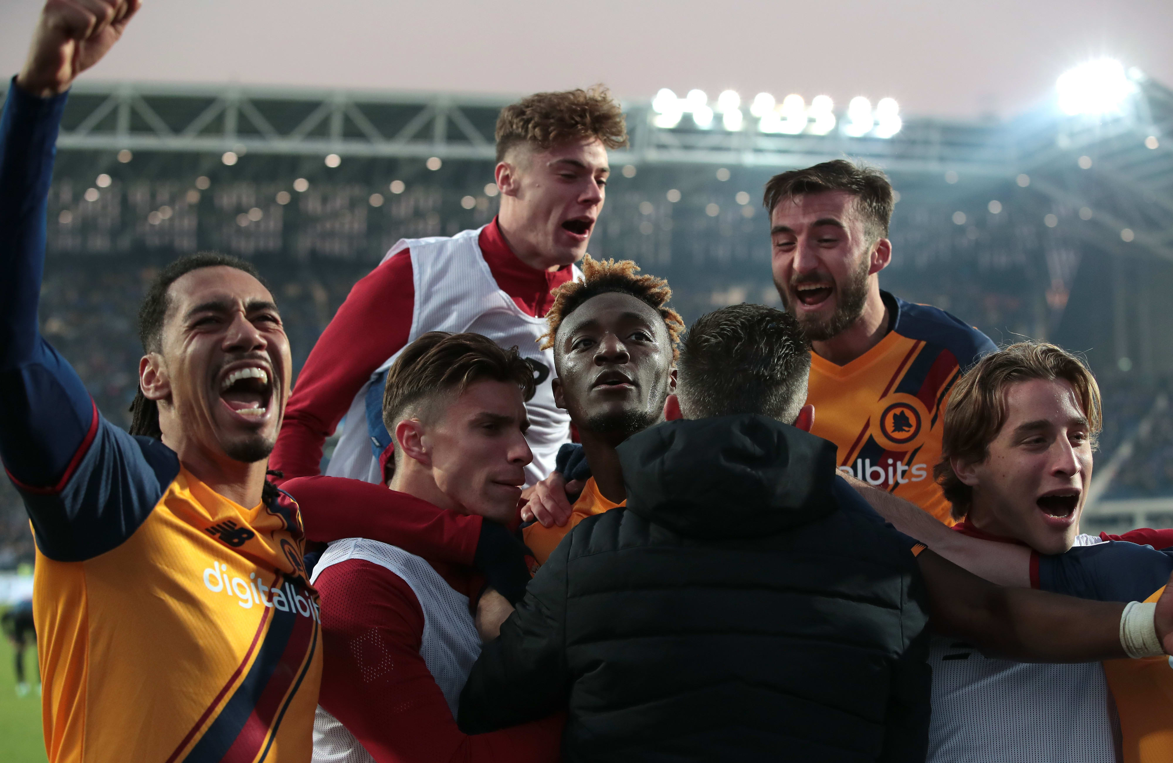 שחקני רומא חוגגים שער של טמי אברהם