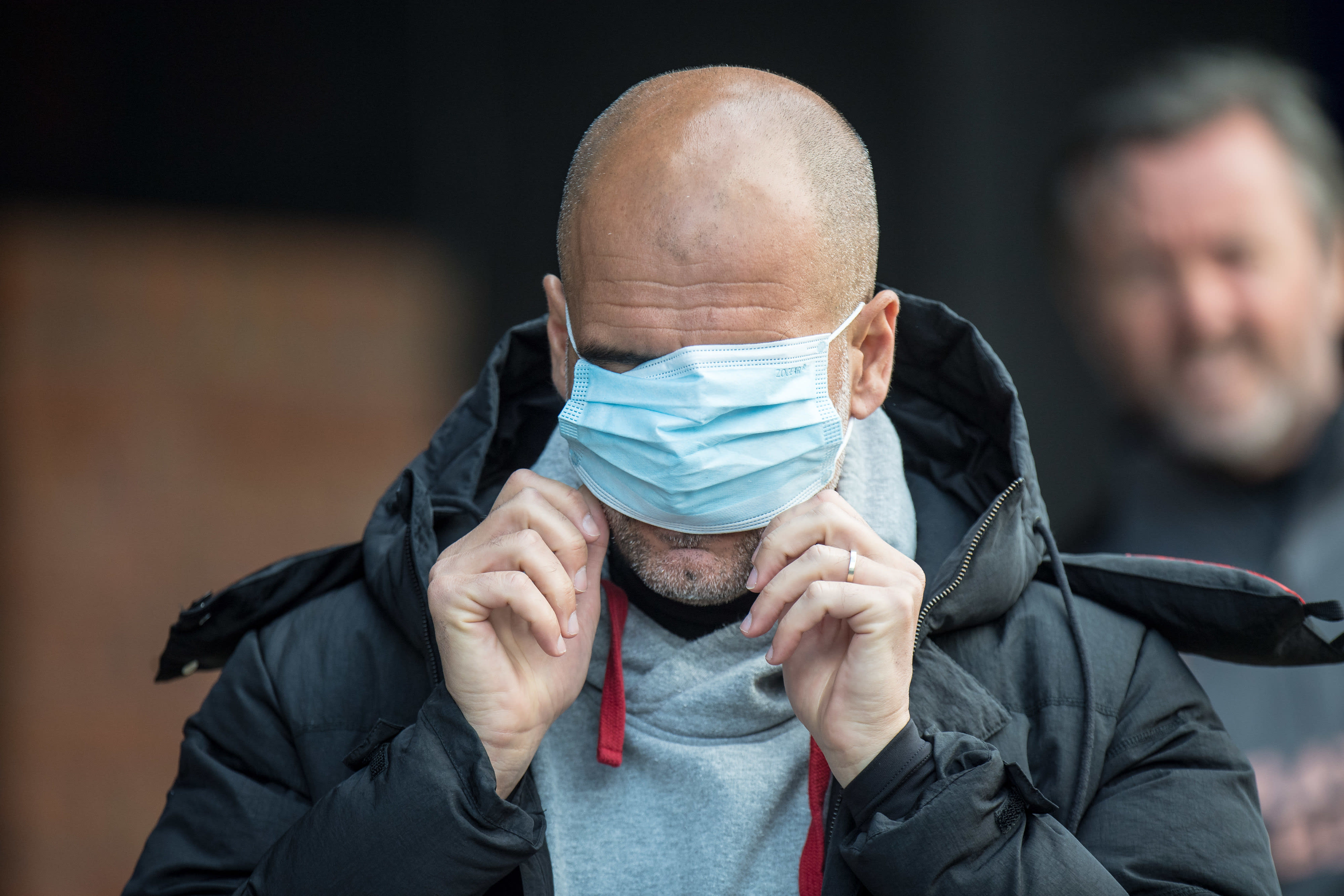 פפ גווארדיולה מאמן מנצ'סטר סיטי מנסה לעטות מסיכה