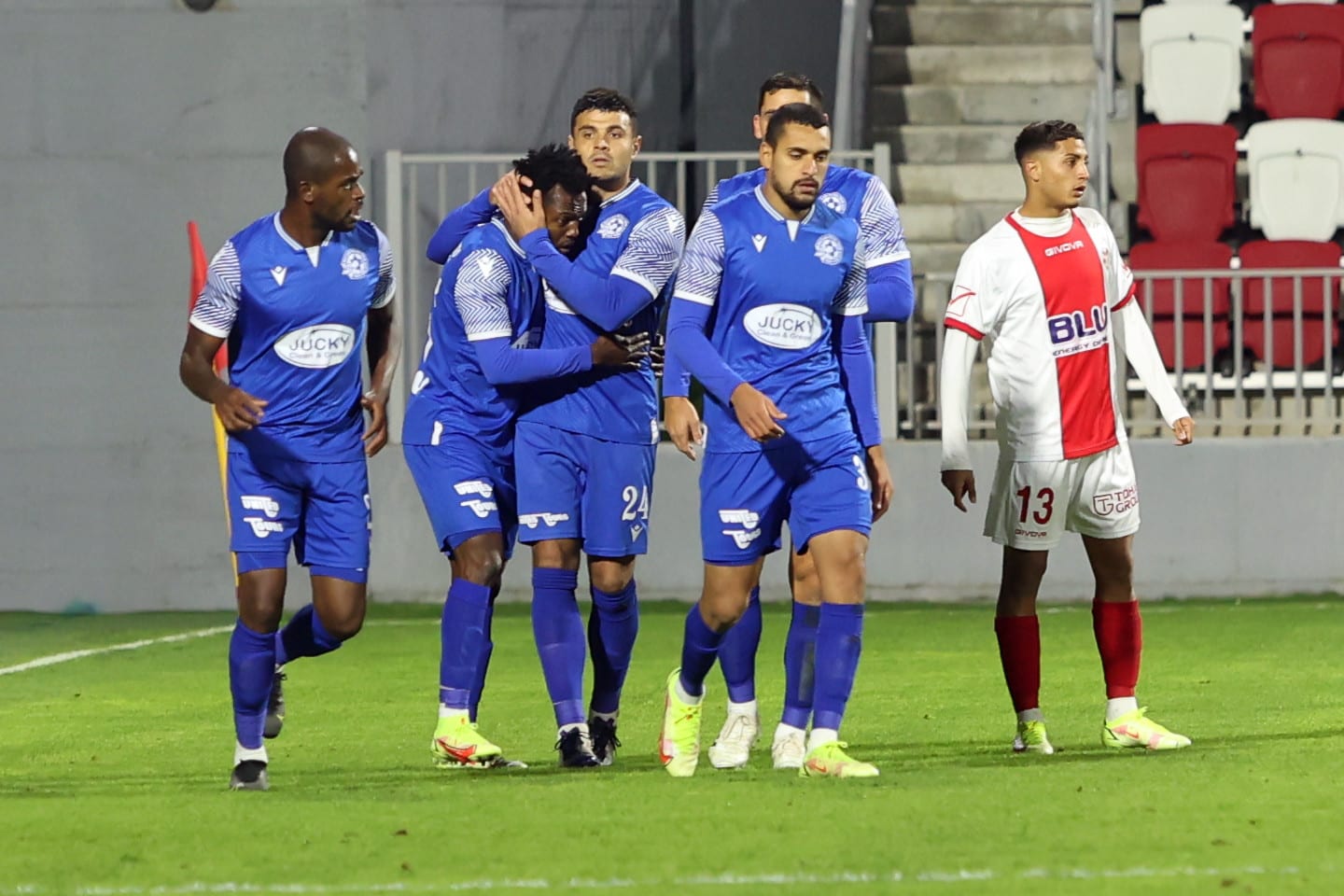 שחקני מכבי פתח תקוה חוגגים עם ג'יימס אדניי