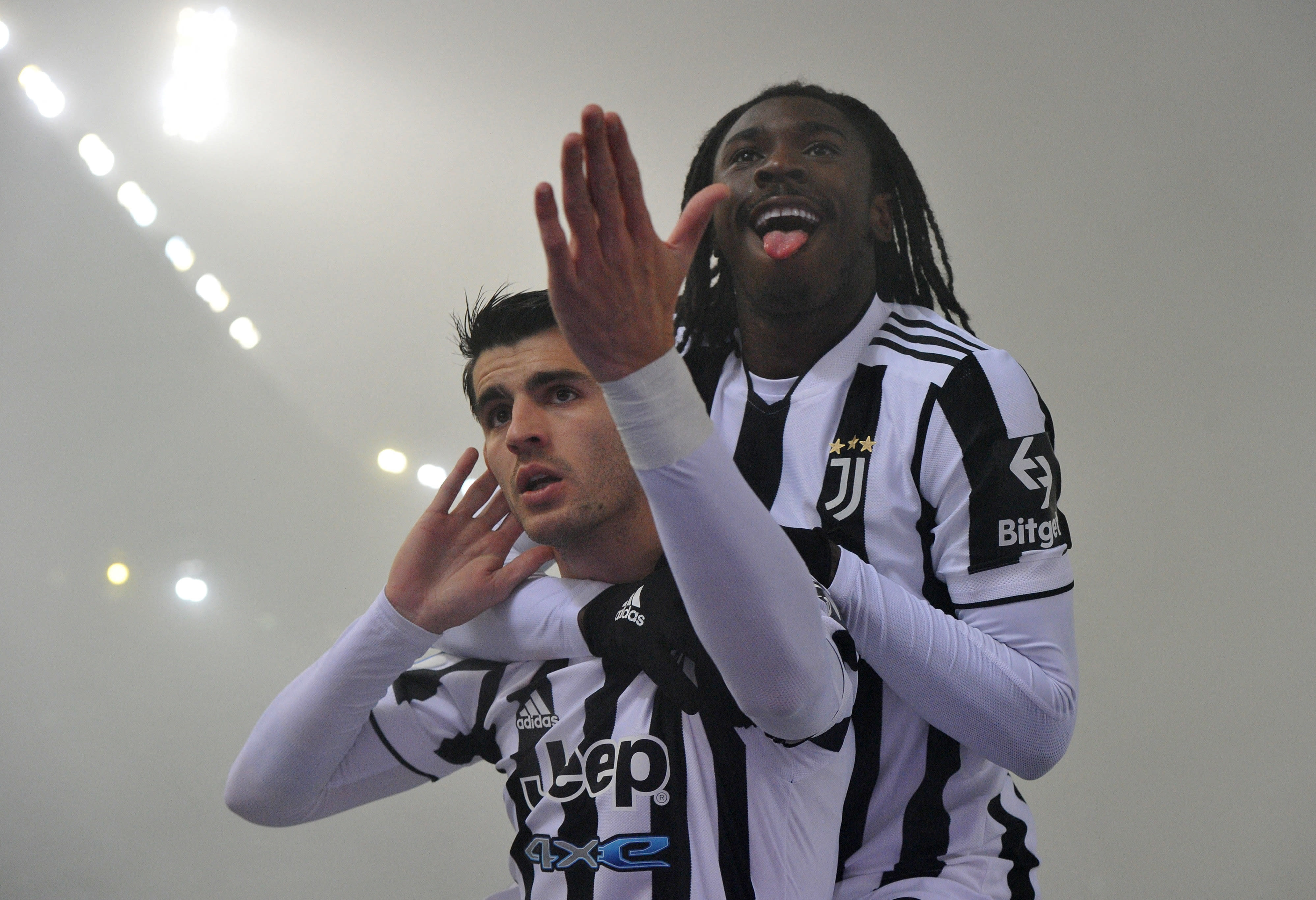 מואיז קן עם אלברו מוראטה שחקני יובנטוס חוגגים