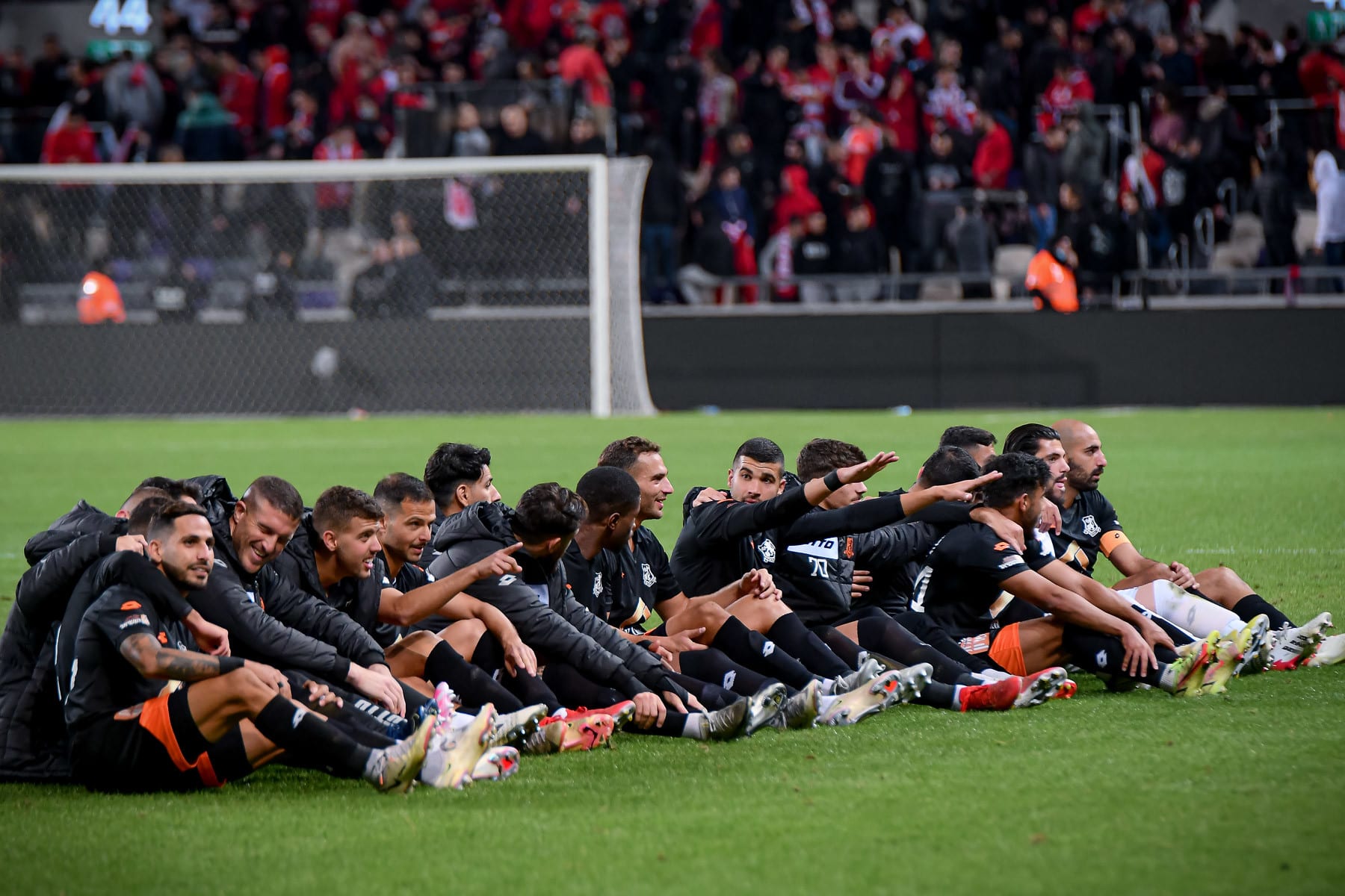 שחקני בני יהודה חוגגים