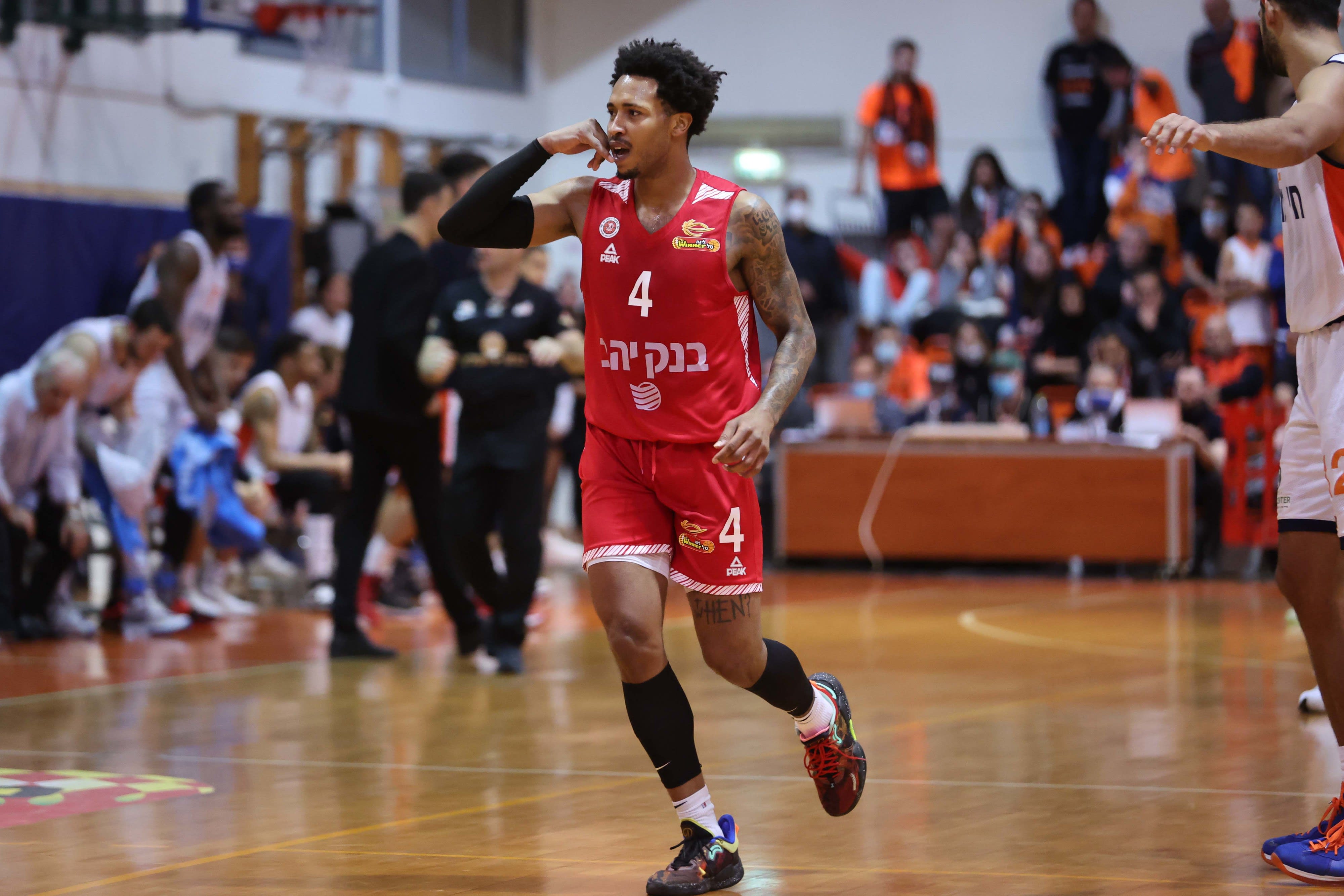 שחקן הפועל ירושלים ג'יילן אדאמס חוגג