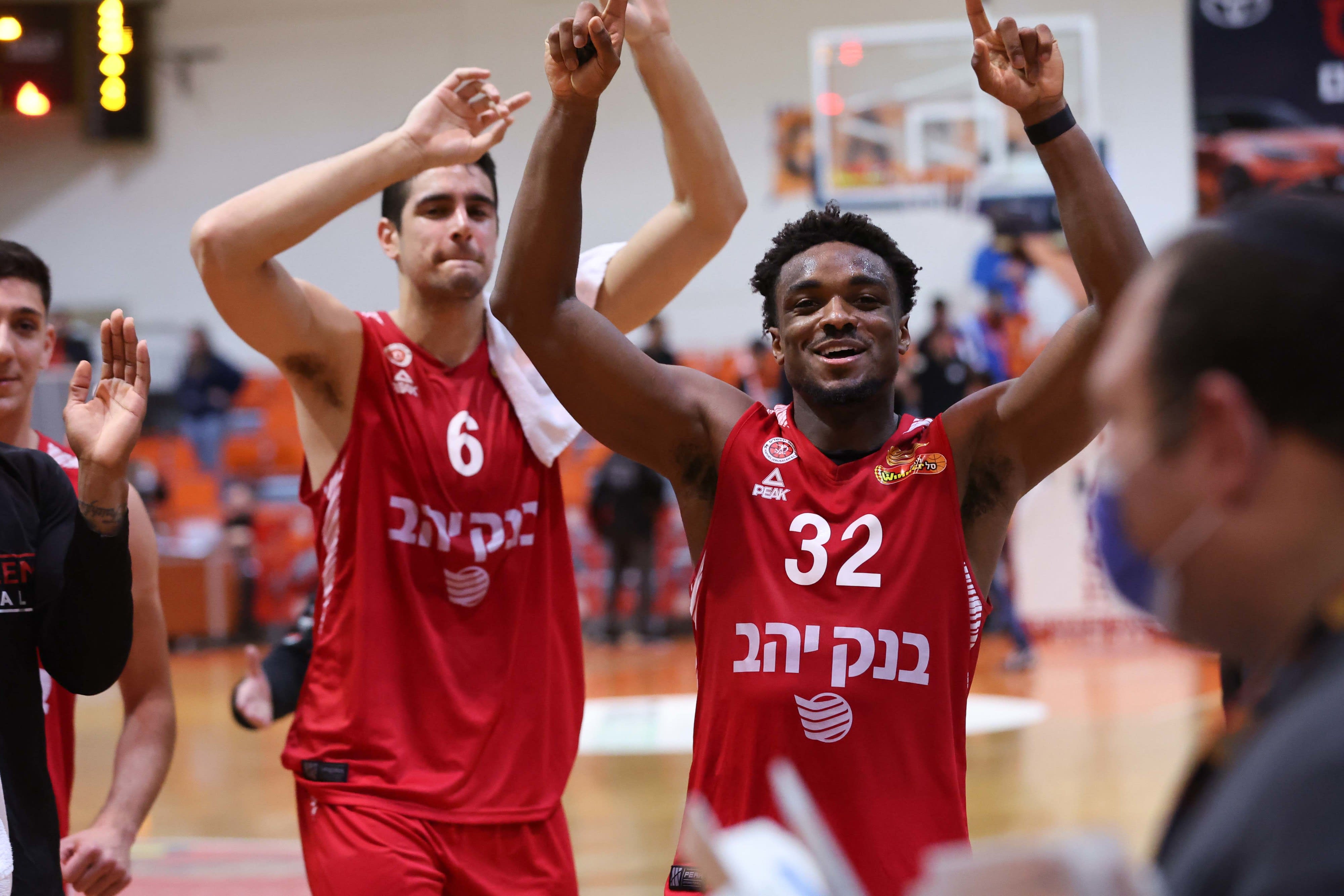 שחקן הפועל ירושלים רטין אובסוהאן חוגג עם איתי שגב