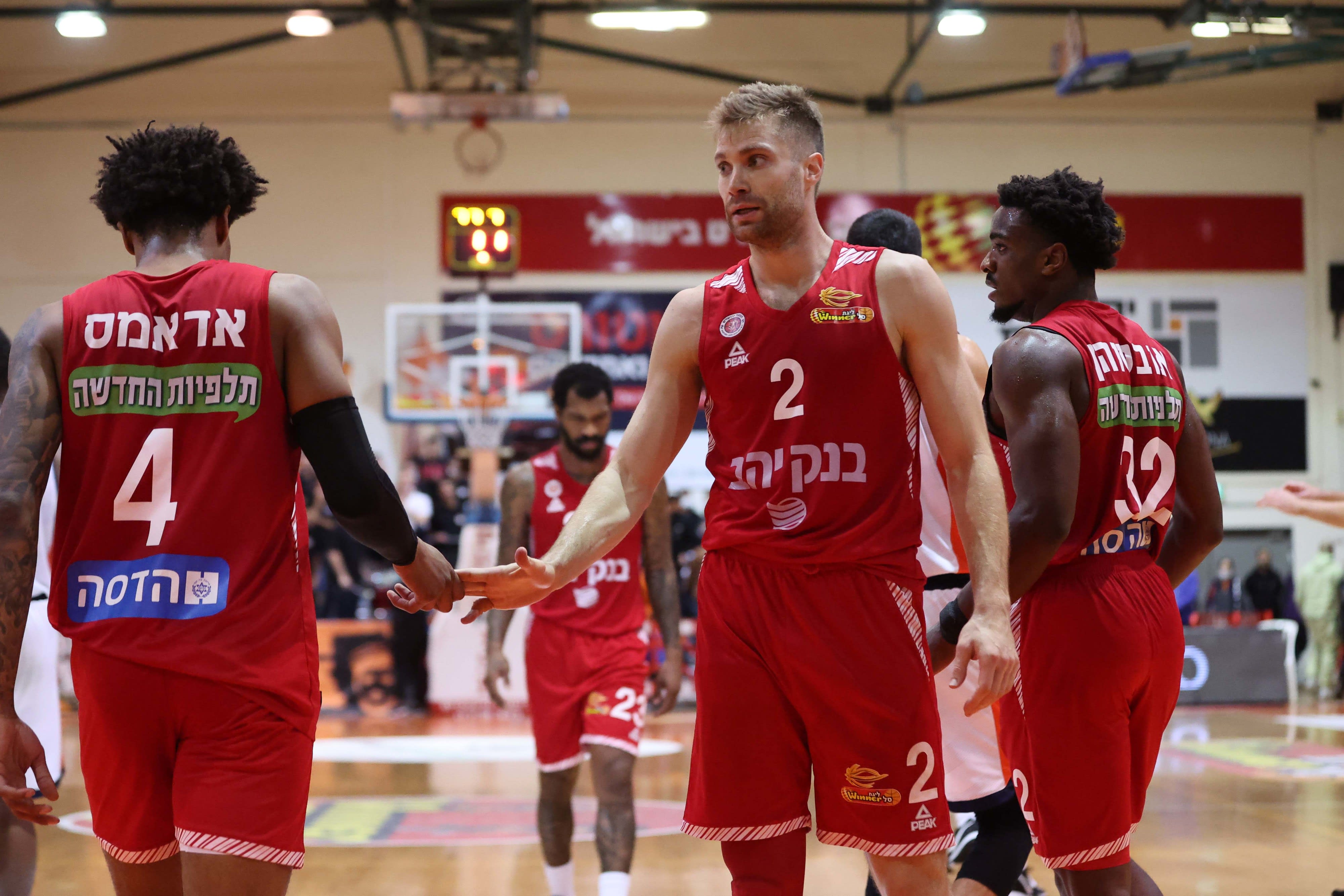 שחקן הפועל ירושלים ווילי וורקמן עם ג'יילן אדאמס