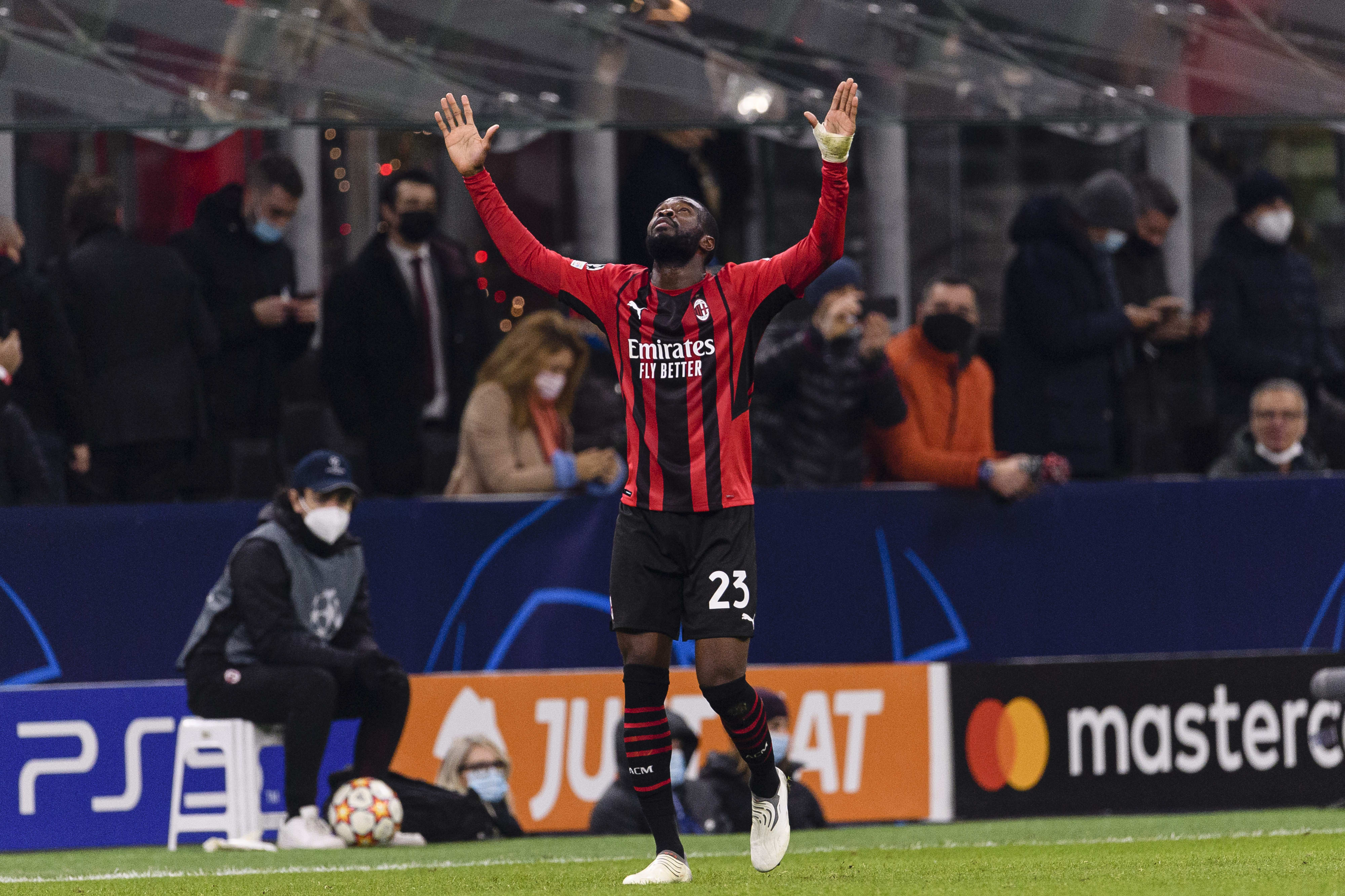 שחקן מילאן פיקאיו טומורי חוגג