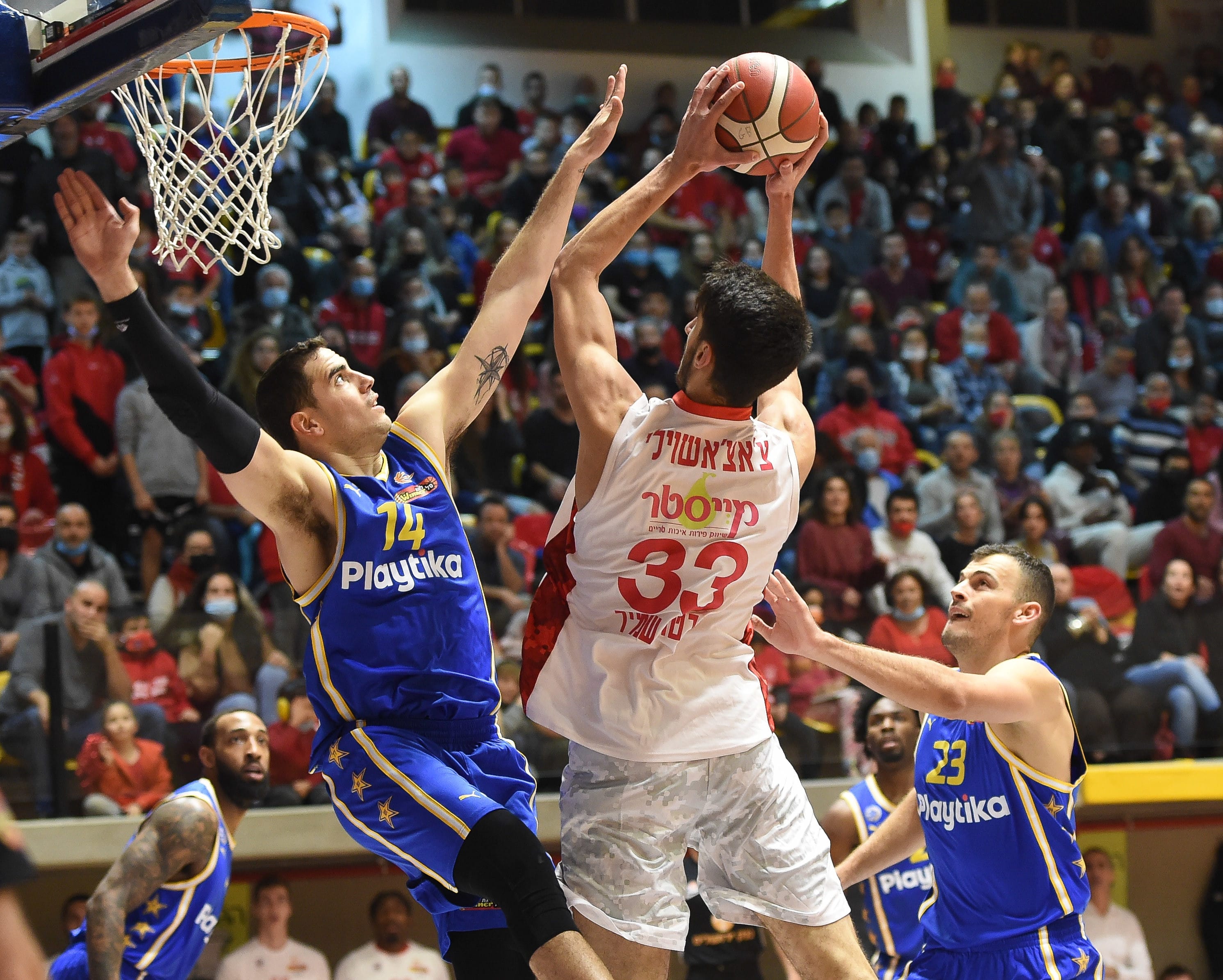 שחקן הפועל גליל עליון גבי צ'צ'שווילי מול שחקן מכבי תל אביב עוז בלייזר